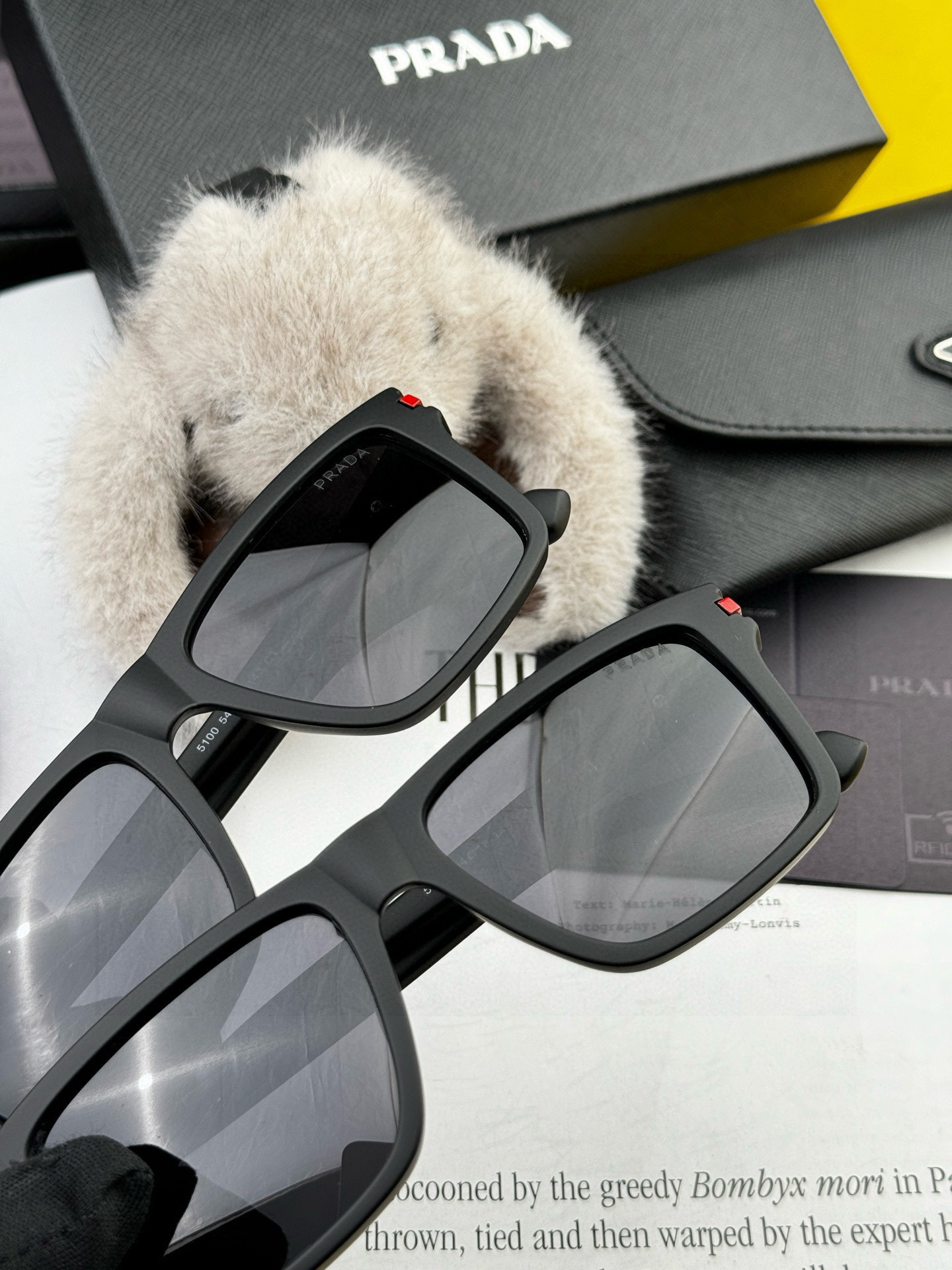 普拉达 方框太阳镜墨镜经典的方框设计，不挑脸型，无论怎么搭配都非常显气质 预防紫外线 型号：型号：