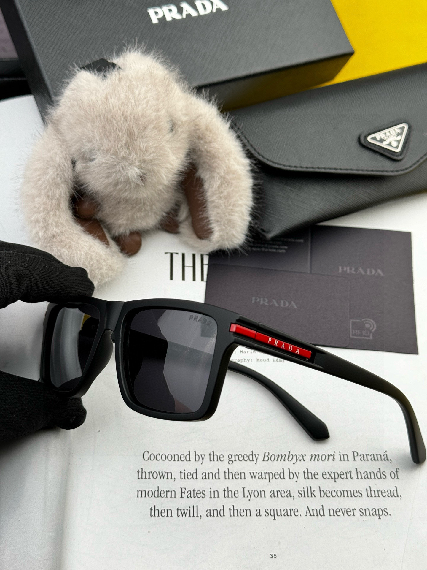 普拉达 方框太阳镜墨镜经典的方框设计，不挑脸型，无论怎么搭配都非常显气质 预防紫外线 型号：型号：