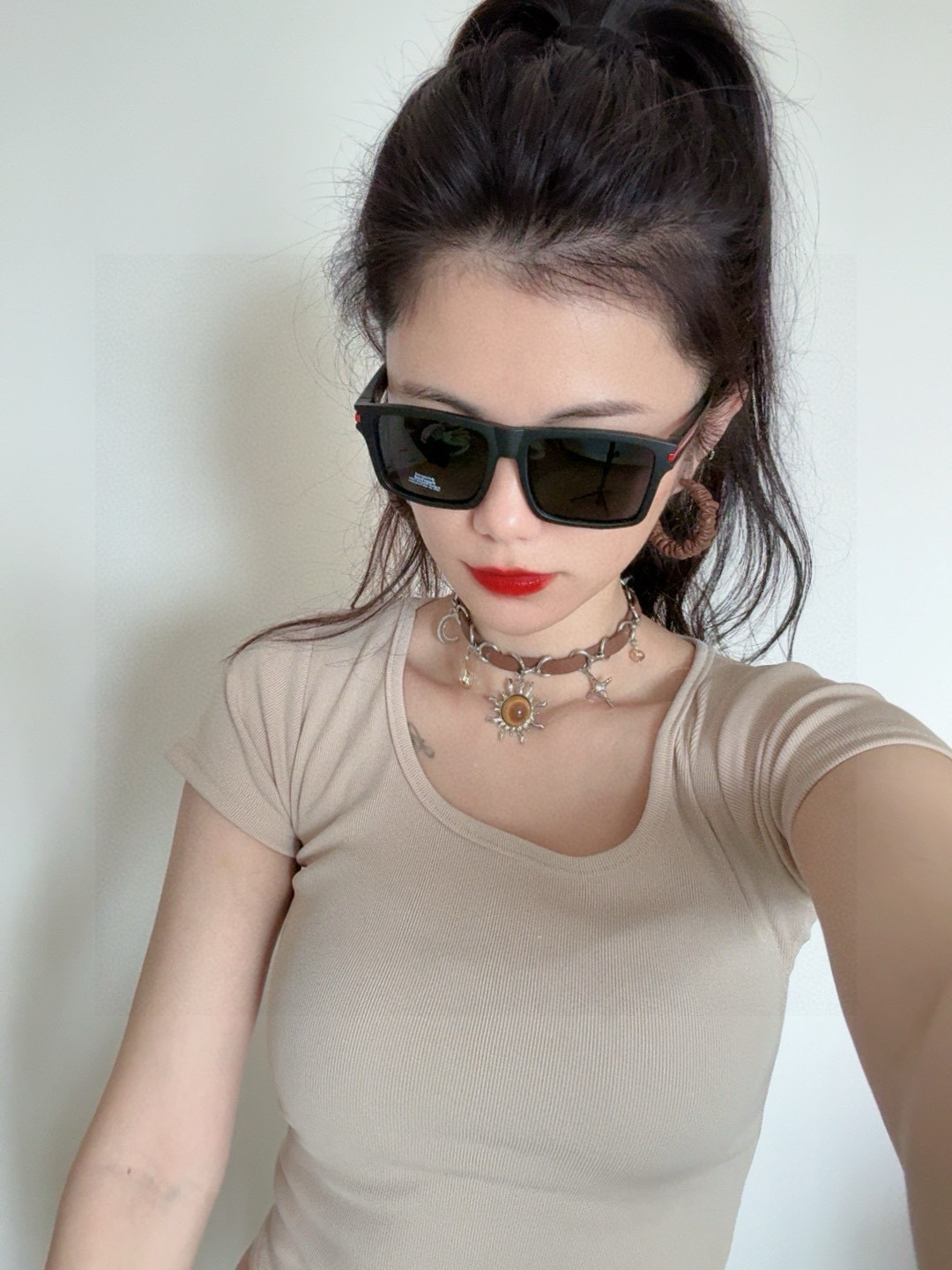 普拉达 方框太阳镜墨镜经典的方框设计，不挑脸型，无论怎么搭配都非常显气质 预防紫外线 型号：型号：