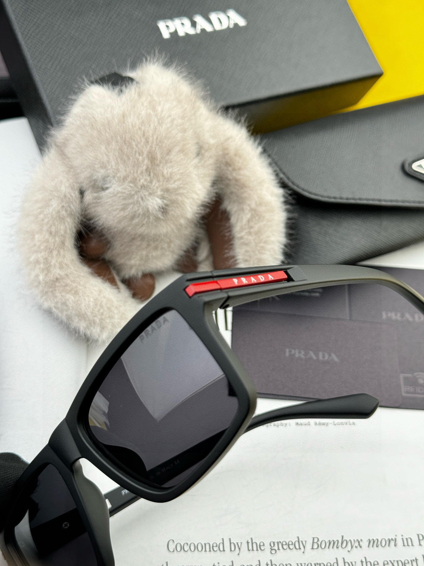 普拉达 方框太阳镜墨镜经典的方框设计，不挑脸型，无论怎么搭配都非常显气质 预防紫外线 型号：型号：