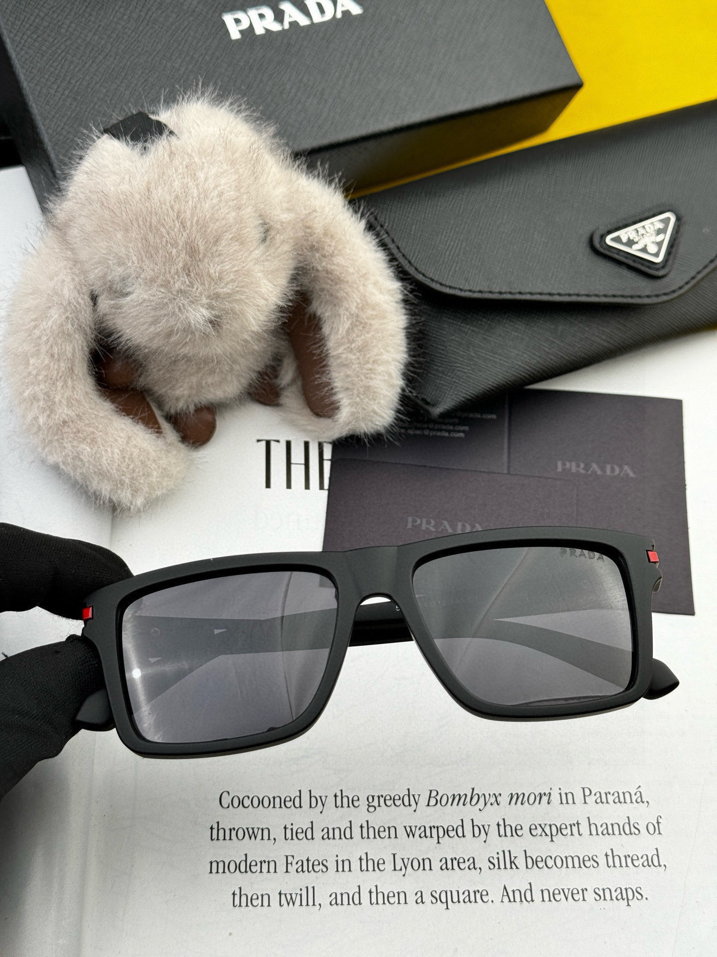 普拉达 方框太阳镜墨镜经典的方框设计，不挑脸型，无论怎么搭配都非常显气质 预防紫外线 型号：型号：