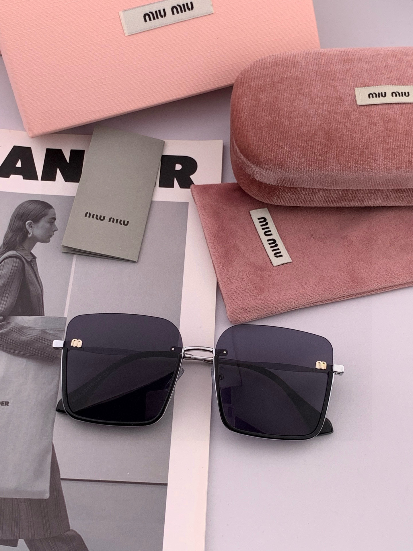 【miumiu偏光】😘新款🕶时尚高雅墨镜女士 太阳镜🥳打造沉稳架势，经典的版型与全新的创意相结👍不经意间