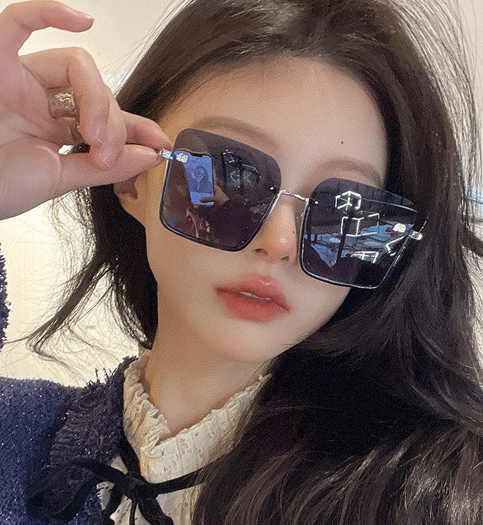 【miumiu偏光】😘新款🕶时尚高雅墨镜女士 太阳镜🥳打造沉稳架势，经典的版型与全新的创意相结👍不经意间