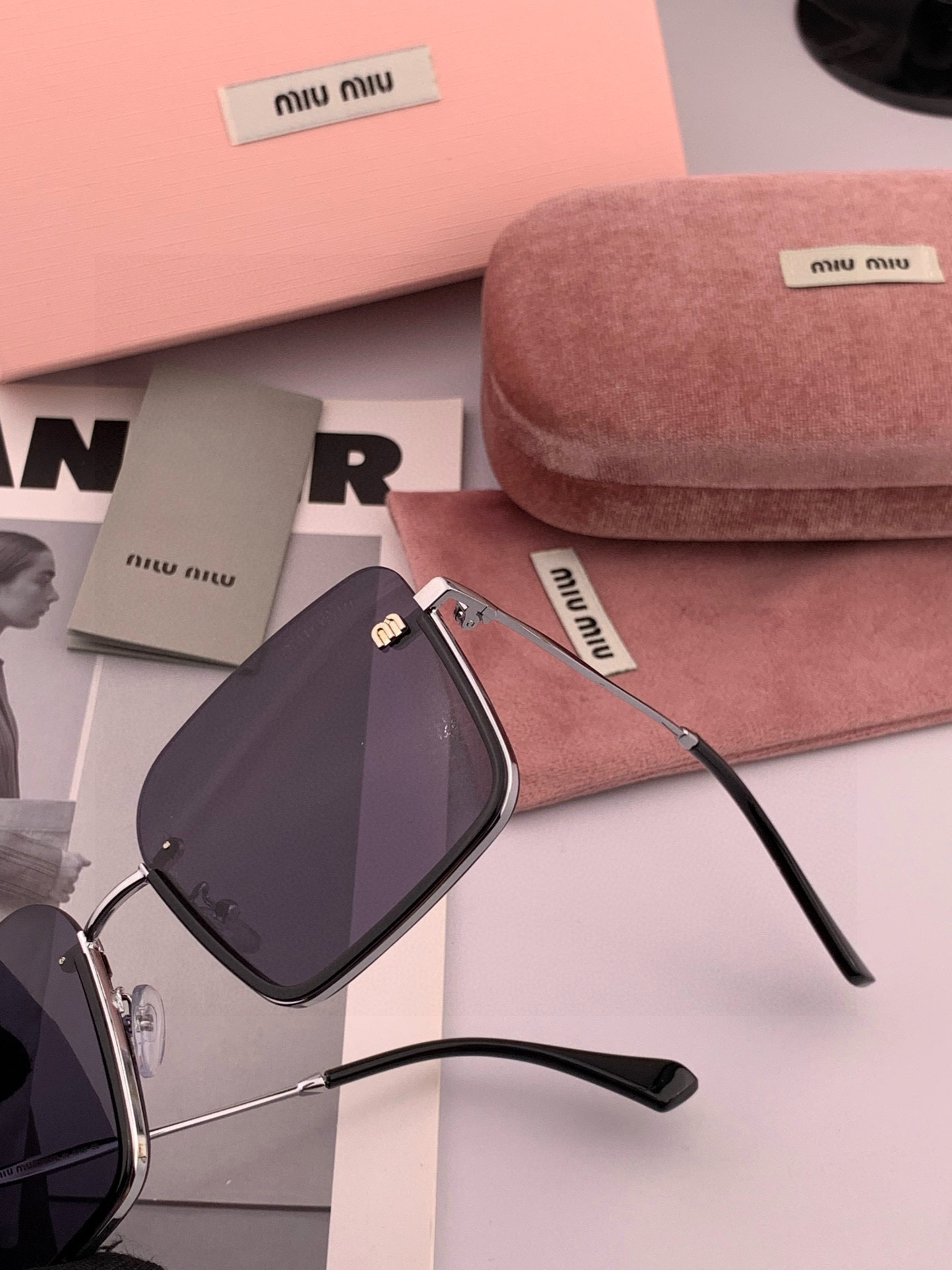 【miumiu偏光】😘新款🕶时尚高雅墨镜女士 太阳镜🥳打造沉稳架势，经典的版型与全新的创意相结👍不经意间