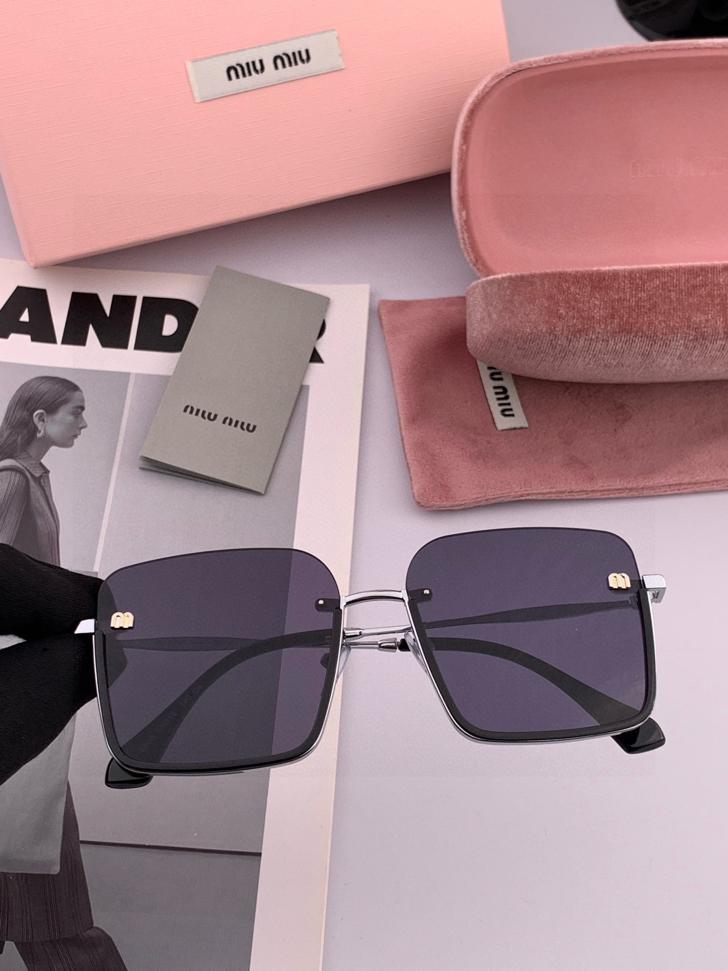 【miumiu偏光】😘新款🕶时尚高雅墨镜女士 太阳镜🥳打造沉稳架势，经典的版型与全新的创意相结👍不经意间