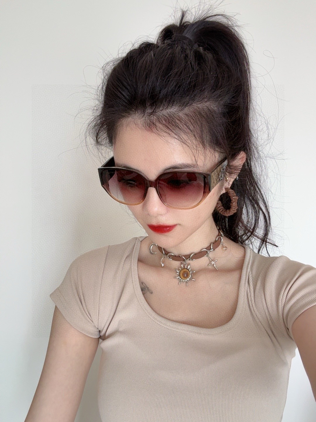 LV 2025新款女士方框太阳眼镜 开车墨镜 新款太阳镜 时尚大方 舒适轻盈 精致奢华 超轻 型号：L2