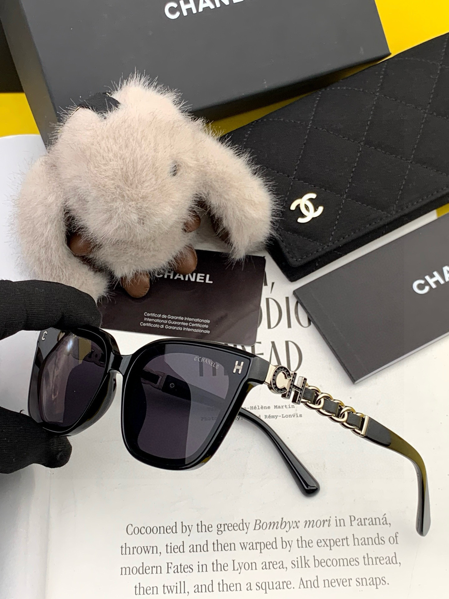 新品CHANEL 香奈儿太阳镜以独特魅力和前卫风格诠释春夏最新眼镜，质感超好佩带舒适 型号：CH0303