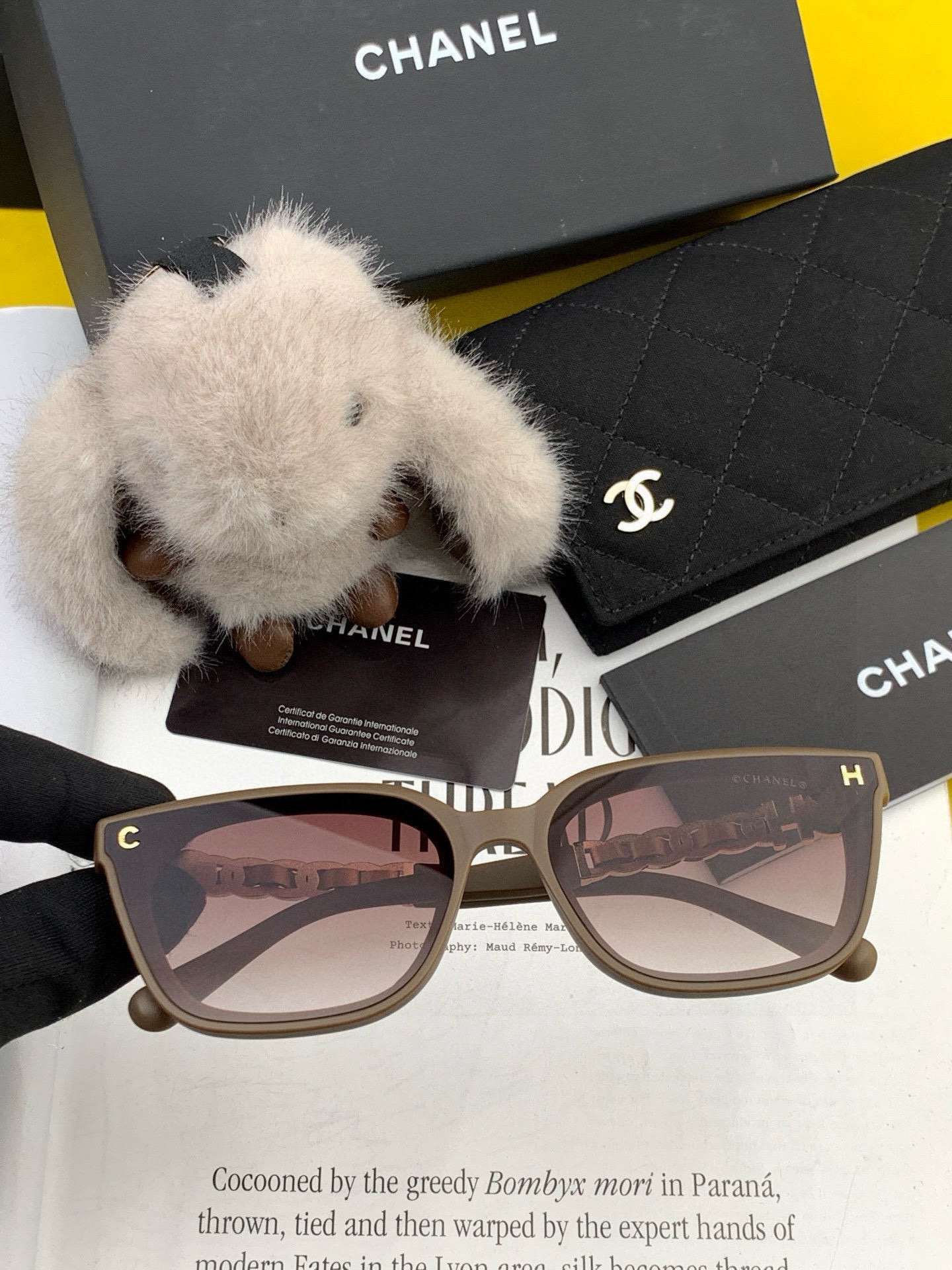 新品CHANEL 香奈儿太阳镜以独特魅力和前卫风格诠释春夏最新眼镜，质感超好佩带舒适 型号：CH0303