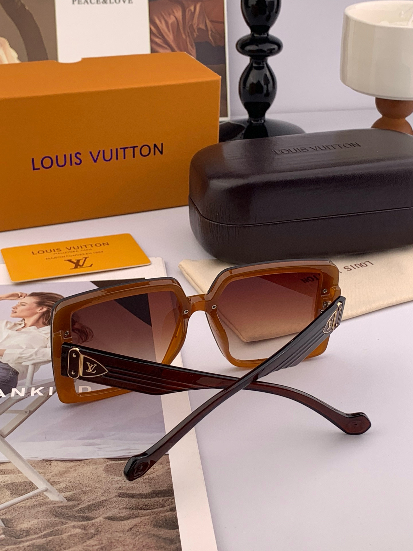 lv大框太阳镜墨镜经典的方框设计，不挑脸型，无论搭配大衣还是连衣裙都非常显气质预防紫外线 型号：型号：L