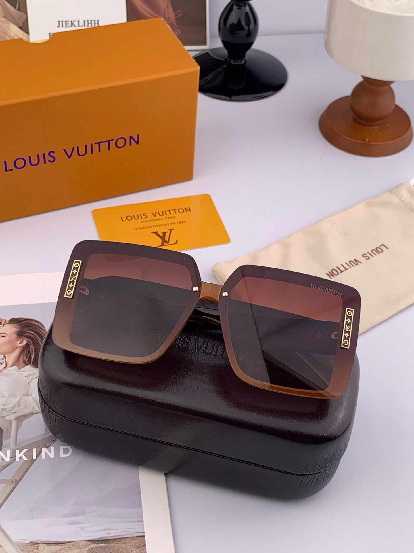 lv大框太阳镜墨镜经典的方框设计，不挑脸型，无论搭配大衣还是连衣裙都非常显气质预防紫外线 型号：型号：L