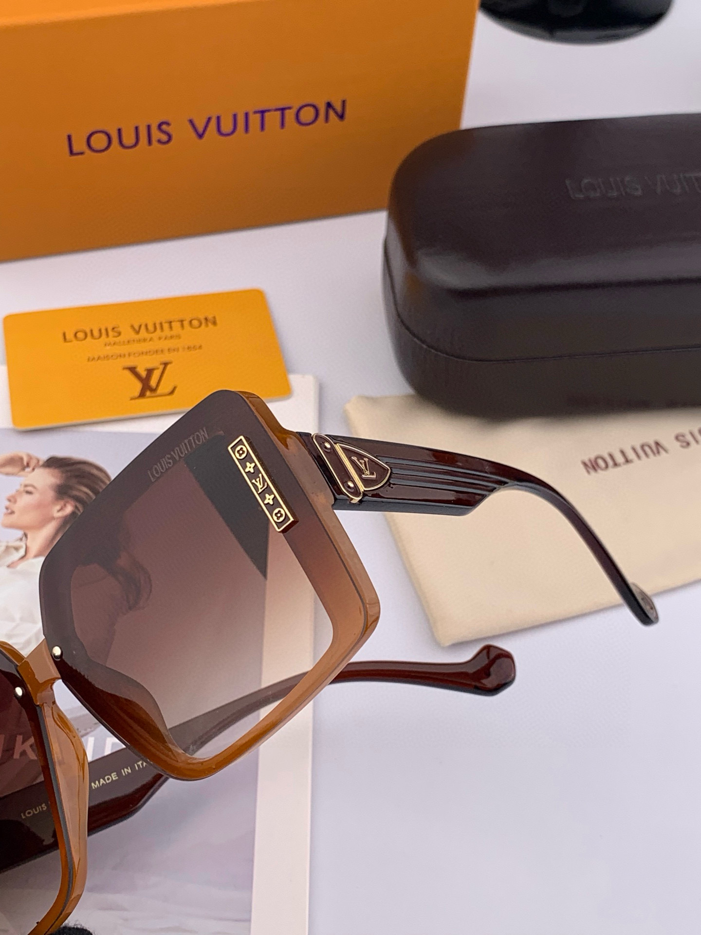 lv大框太阳镜墨镜经典的方框设计，不挑脸型，无论搭配大衣还是连衣裙都非常显气质预防紫外线 型号：型号：L