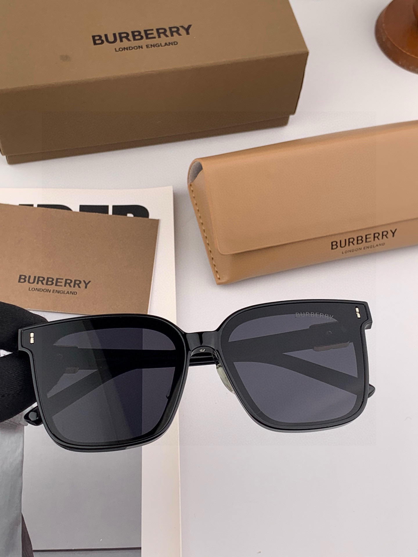 🎈原版出货 巴宝莉网红超爆款💙经典奢华全球风[强][酷][亲亲] 时尚方框太阳镜[得意] 气质非凡😄 经