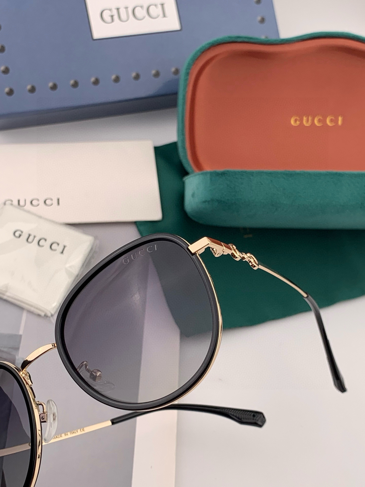 Gucci墨镜 新款 。 圆框设计再优雅的同时还能在视觉上修饰脸型，敲显脸小，不挑脸型 复古的马衔扣配上