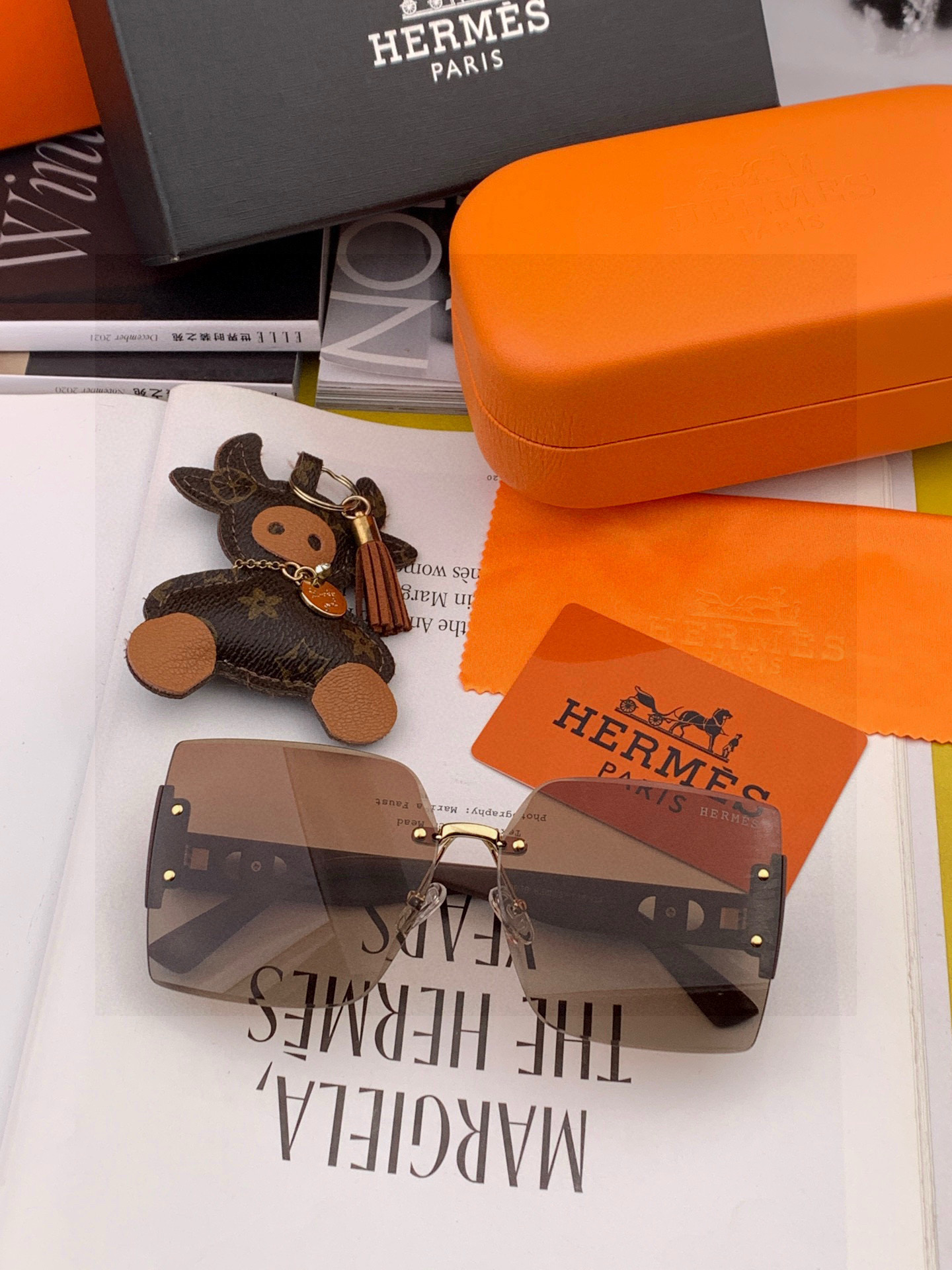 爱马仕 经典的方框设计，不挑脸型，无论搭配大衣还是连衣裙都非常显气质镜片预防紫外线 型号：H9997