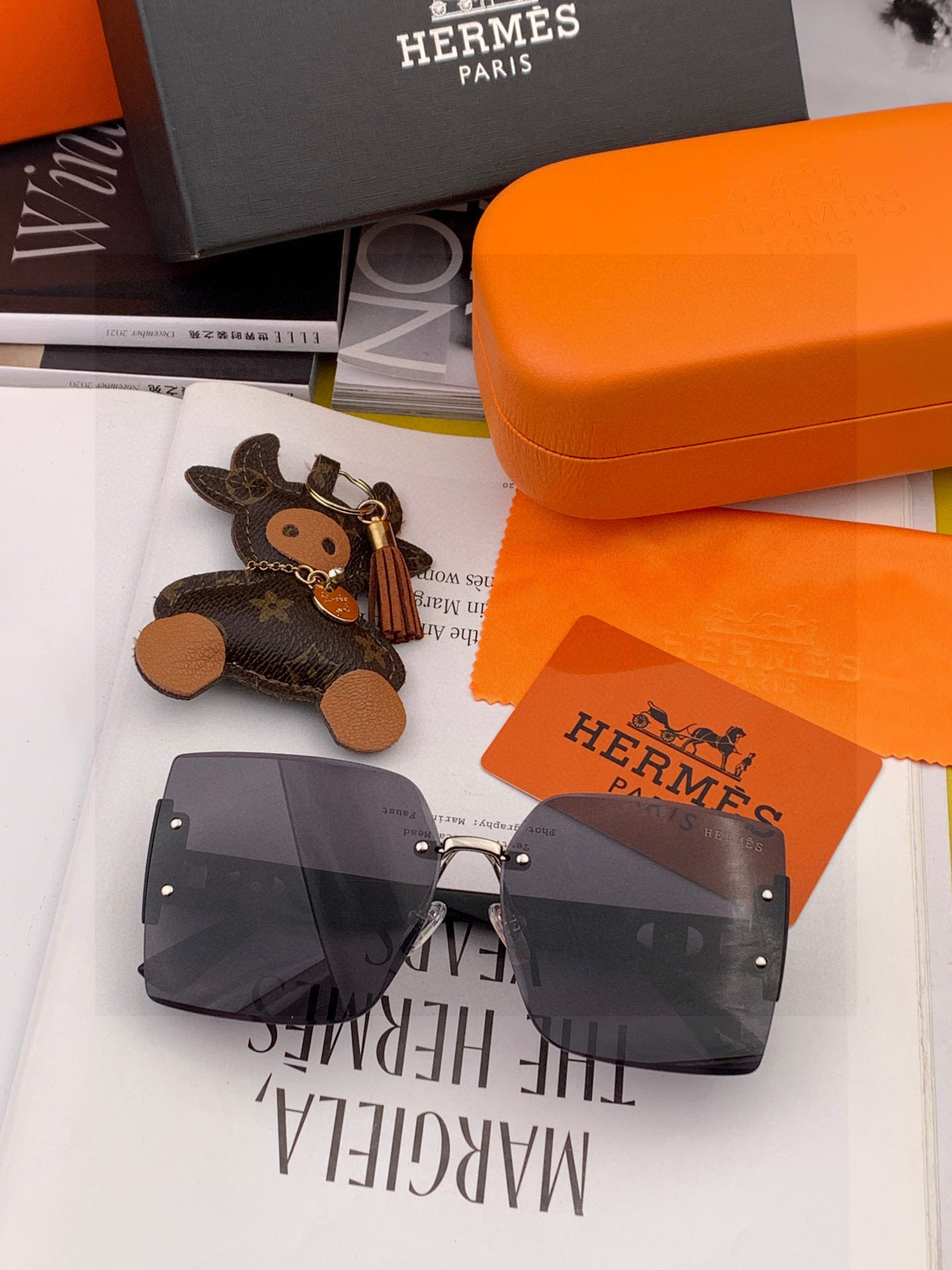 爱马仕 经典的方框设计，不挑脸型，无论搭配大衣还是连衣裙都非常显气质镜片预防紫外线 型号：H9997