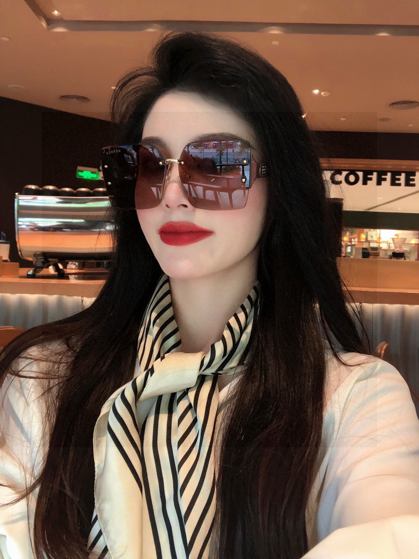 爱马仕 经典的方框设计，不挑脸型，无论搭配大衣还是连衣裙都非常显气质镜片预防紫外线 型号：H9997