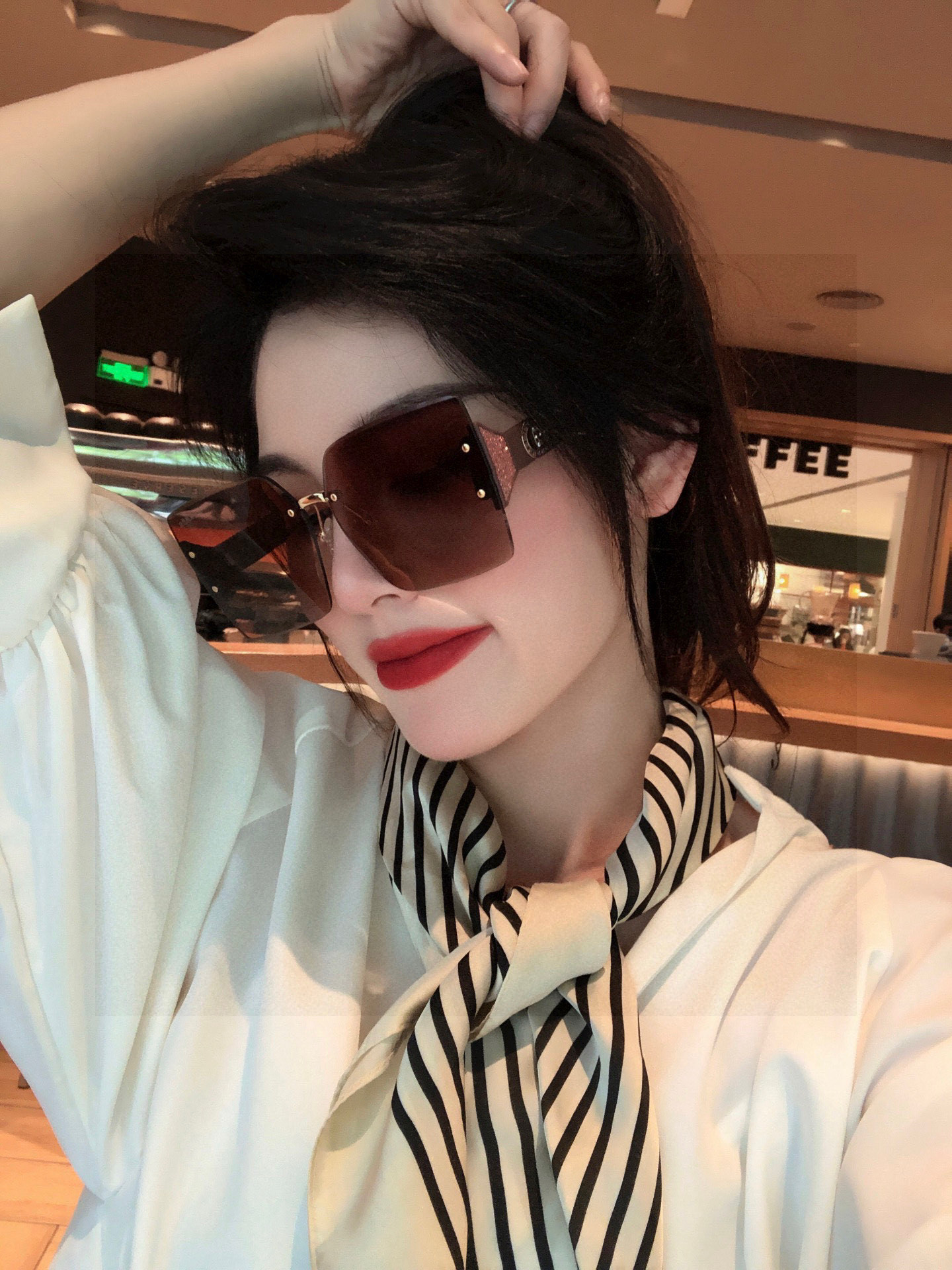 爱马仕 经典的方框设计，不挑脸型，无论搭配大衣还是连衣裙都非常显气质镜片预防紫外线 型号：H9997