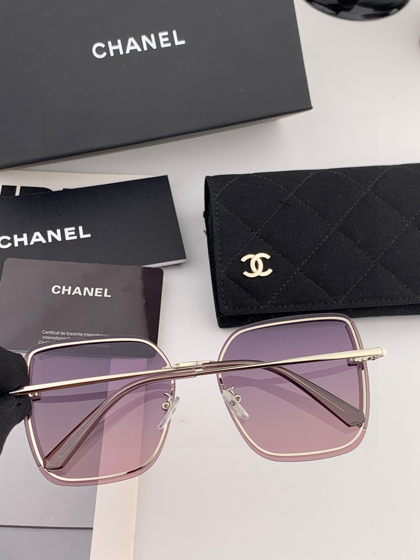 【偏光系列】香奈儿 经典的无框设计，不挑脸型，无论搭配大衣还是连衣裙都非常显气质偏光镜片预防紫外线 型号