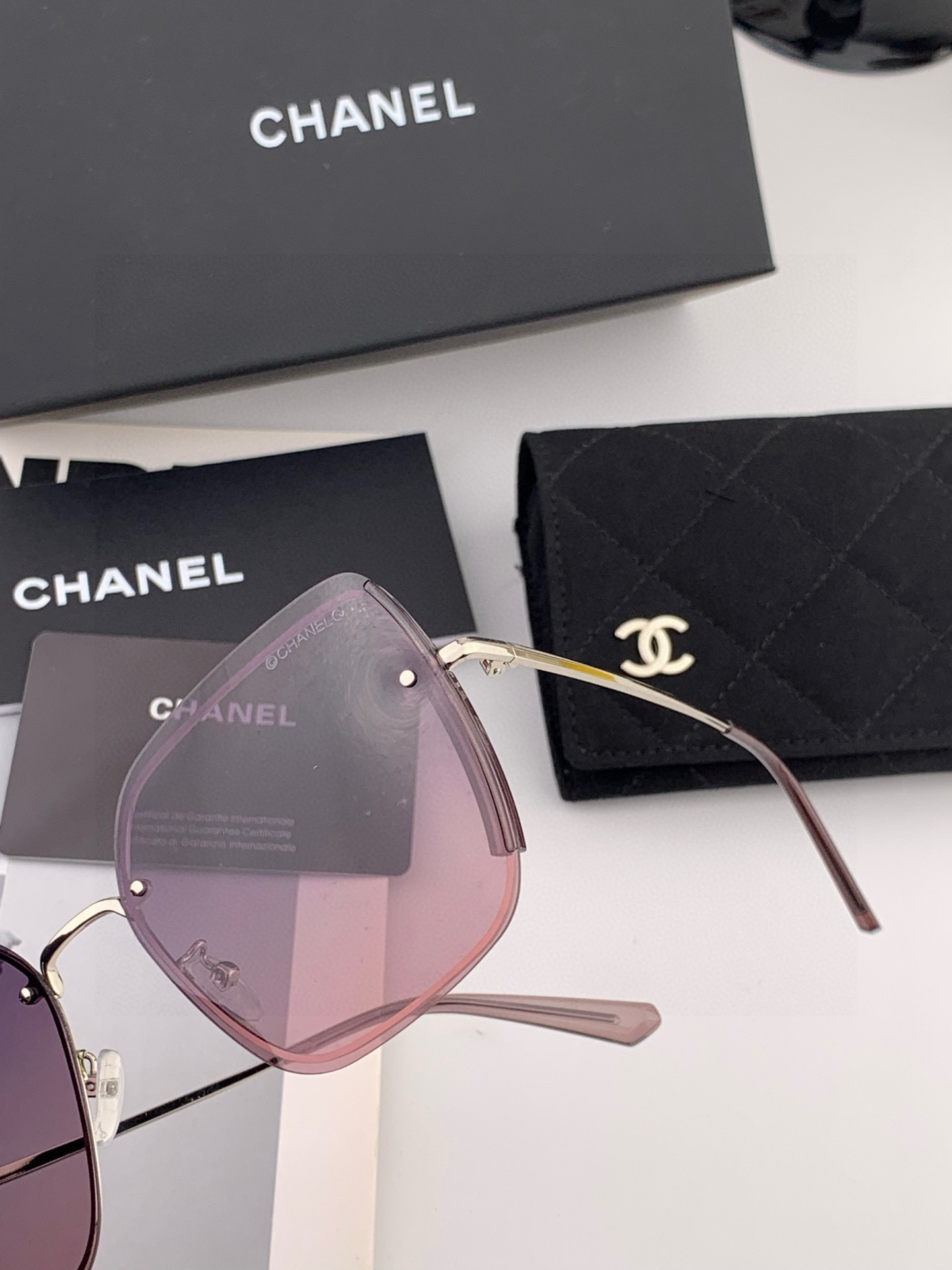 【偏光系列】香奈儿 经典的无框设计，不挑脸型，无论搭配大衣还是连衣裙都非常显气质偏光镜片预防紫外线 型号