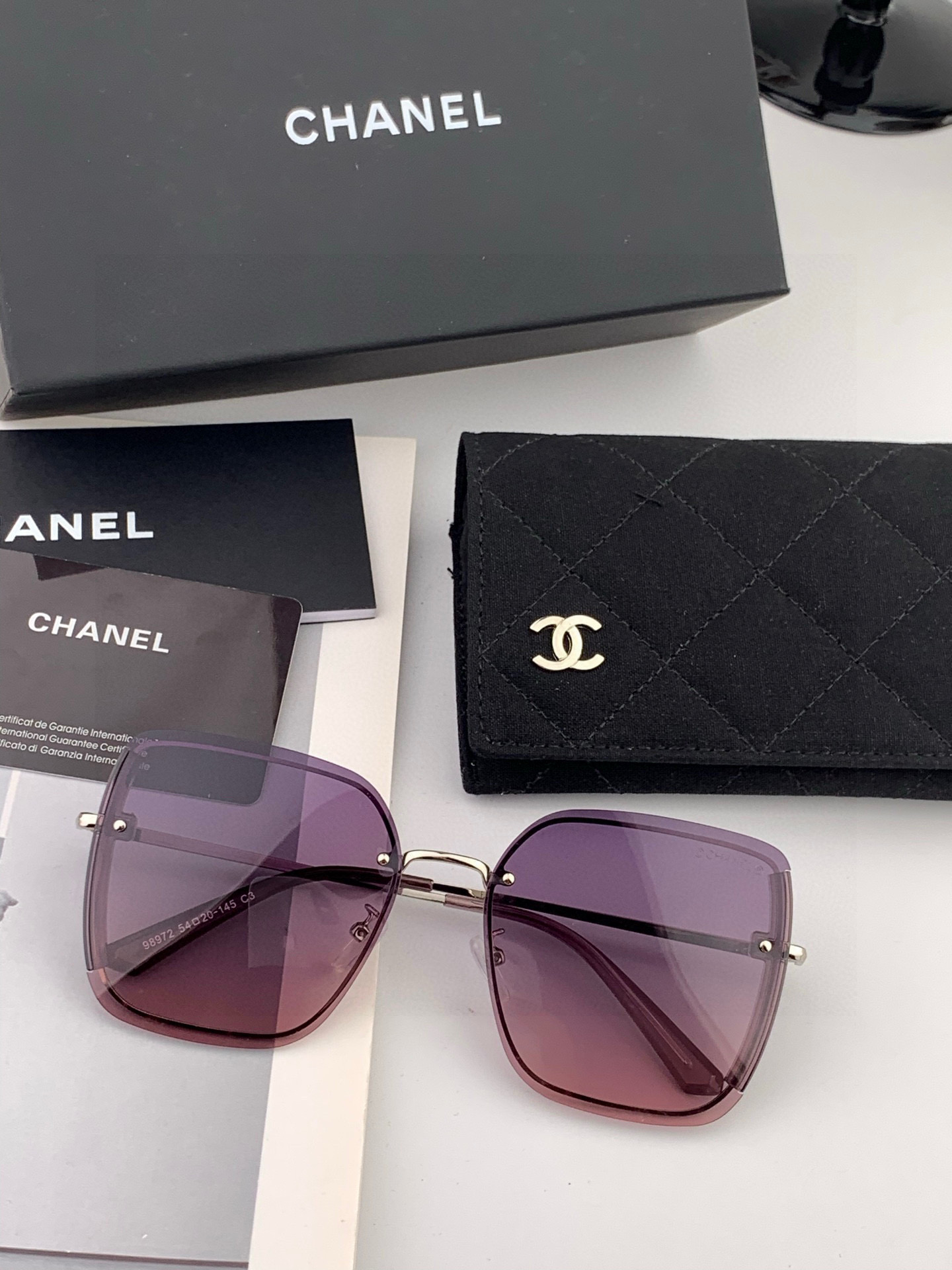 【偏光系列】香奈儿 经典的无框设计，不挑脸型，无论搭配大衣还是连衣裙都非常显气质偏光镜片预防紫外线 型号