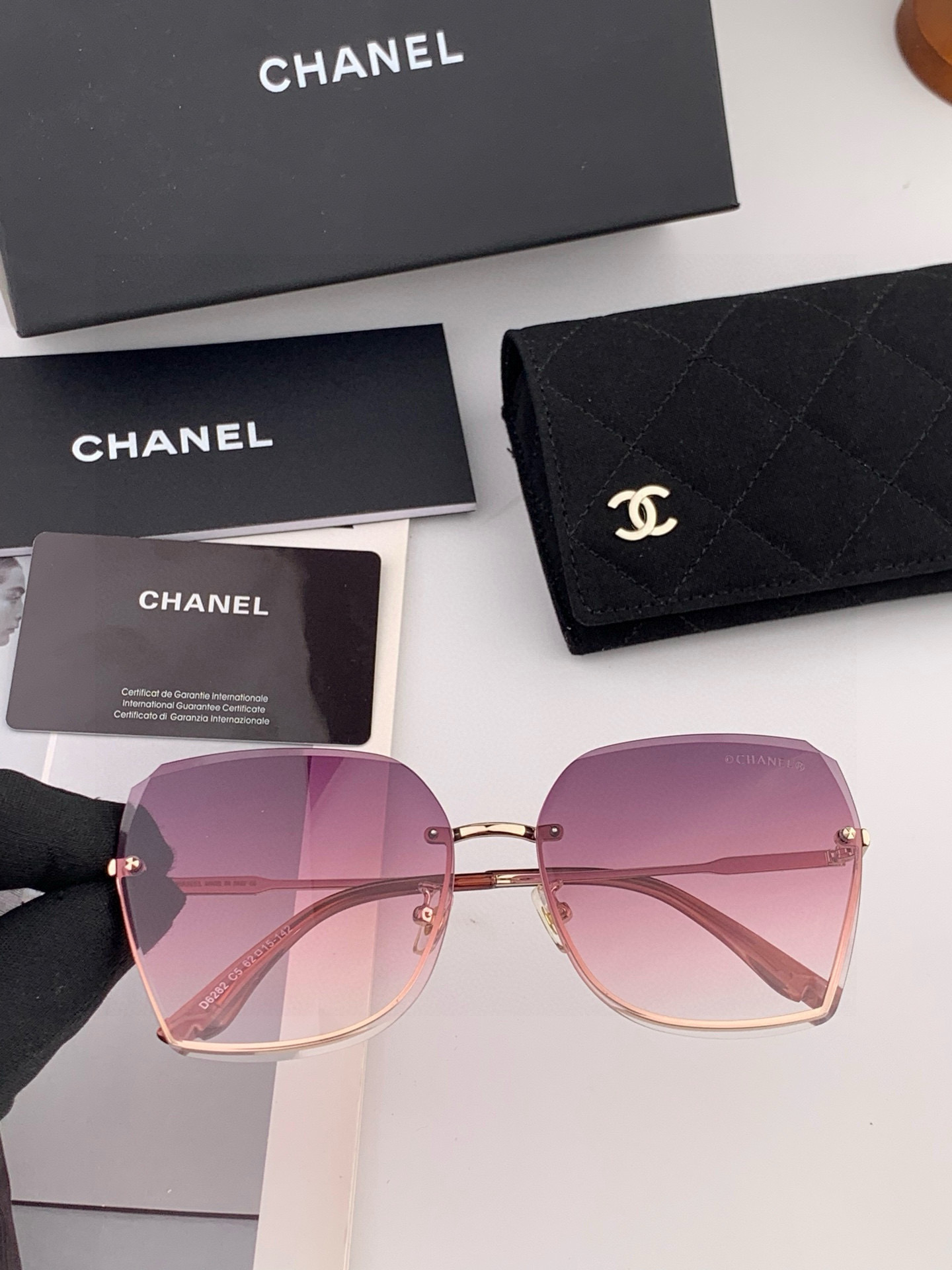 【CHANEL】香奈儿 新款尼龙偏光太眼镜，无框钻石 切边更有质感，大气女人范儿，大脸小脸都好看 ！型号