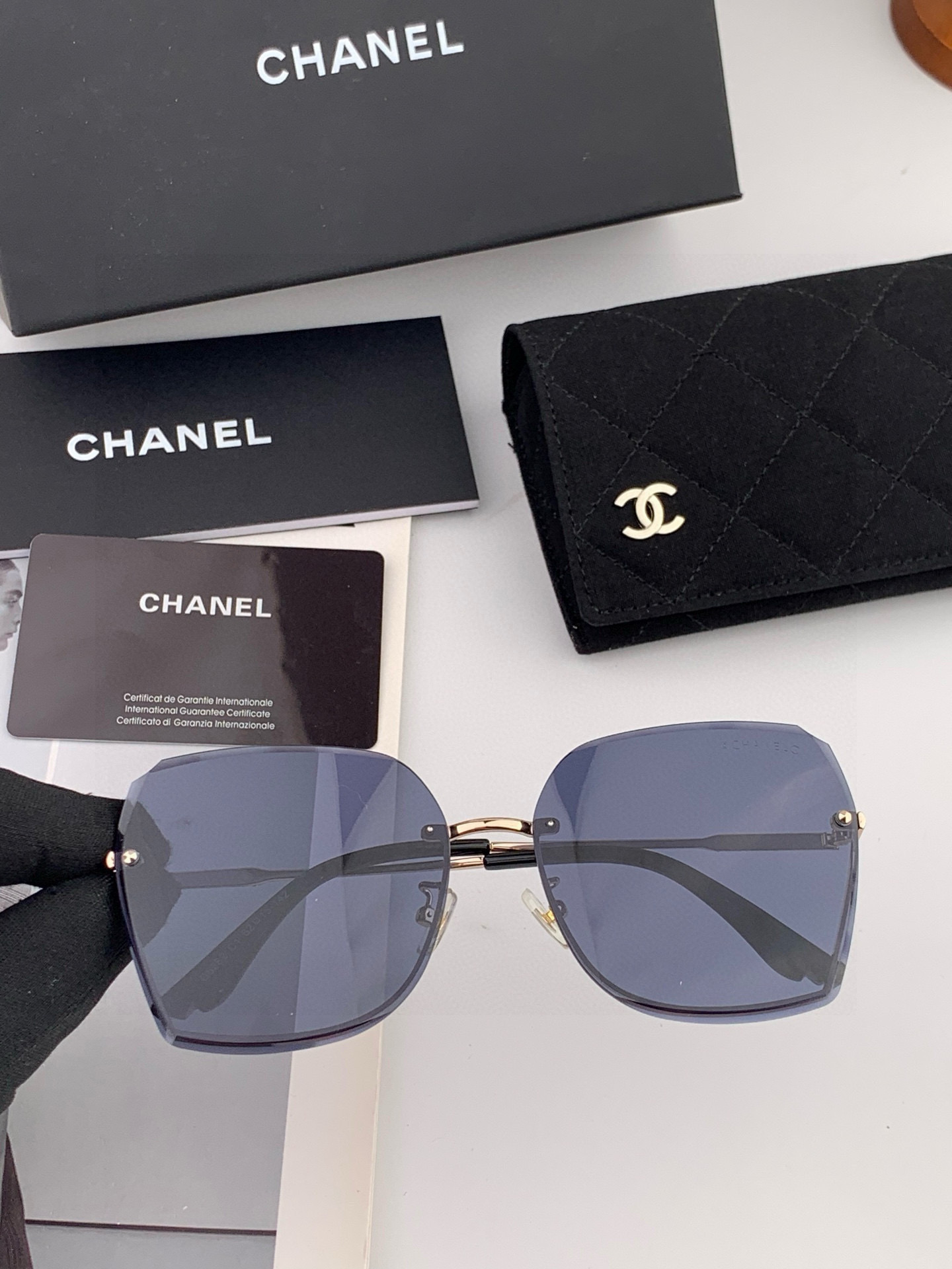 【CHANEL】香奈儿 新款尼龙偏光太眼镜，无框钻石 切边更有质感，大气女人范儿，大脸小脸都好看 ！型号