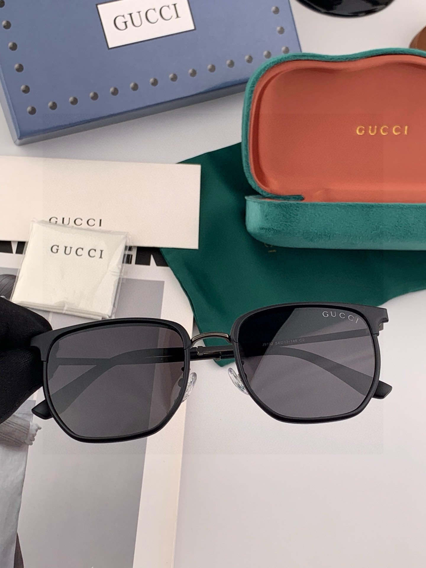 Gucci 。 高品质男女款墨镜 👍 进口宝丽来偏光镜片 。蛤蟆镜 开车钓鱼都可 。百搭显瘦墨镜韩版男士