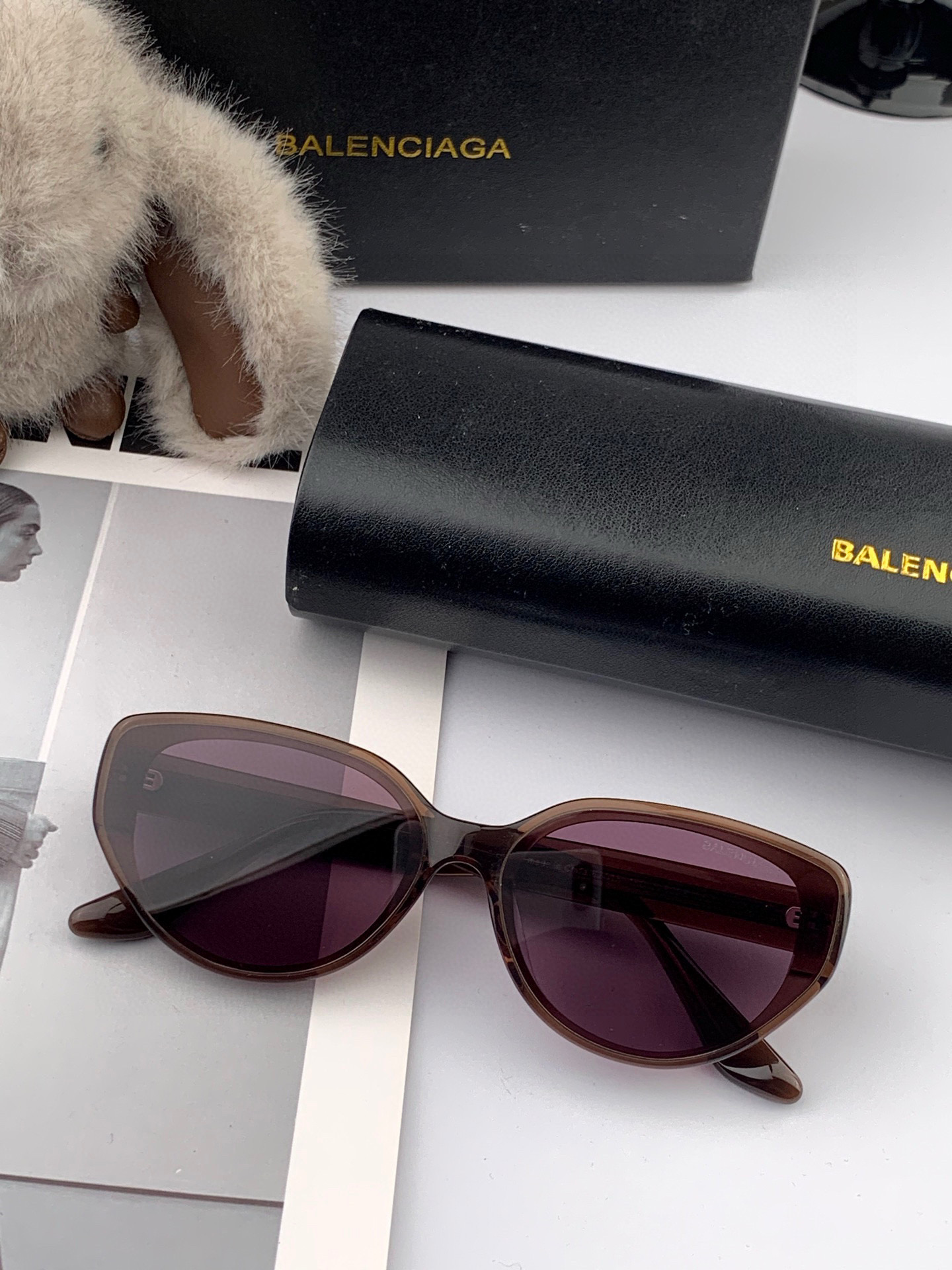 巴黎世家2025开春新款一体镜 小框太阳镜男女同款 😎 爆款大框尼龙太阳镜 超逼格超酷 镜腿品牌设计感强