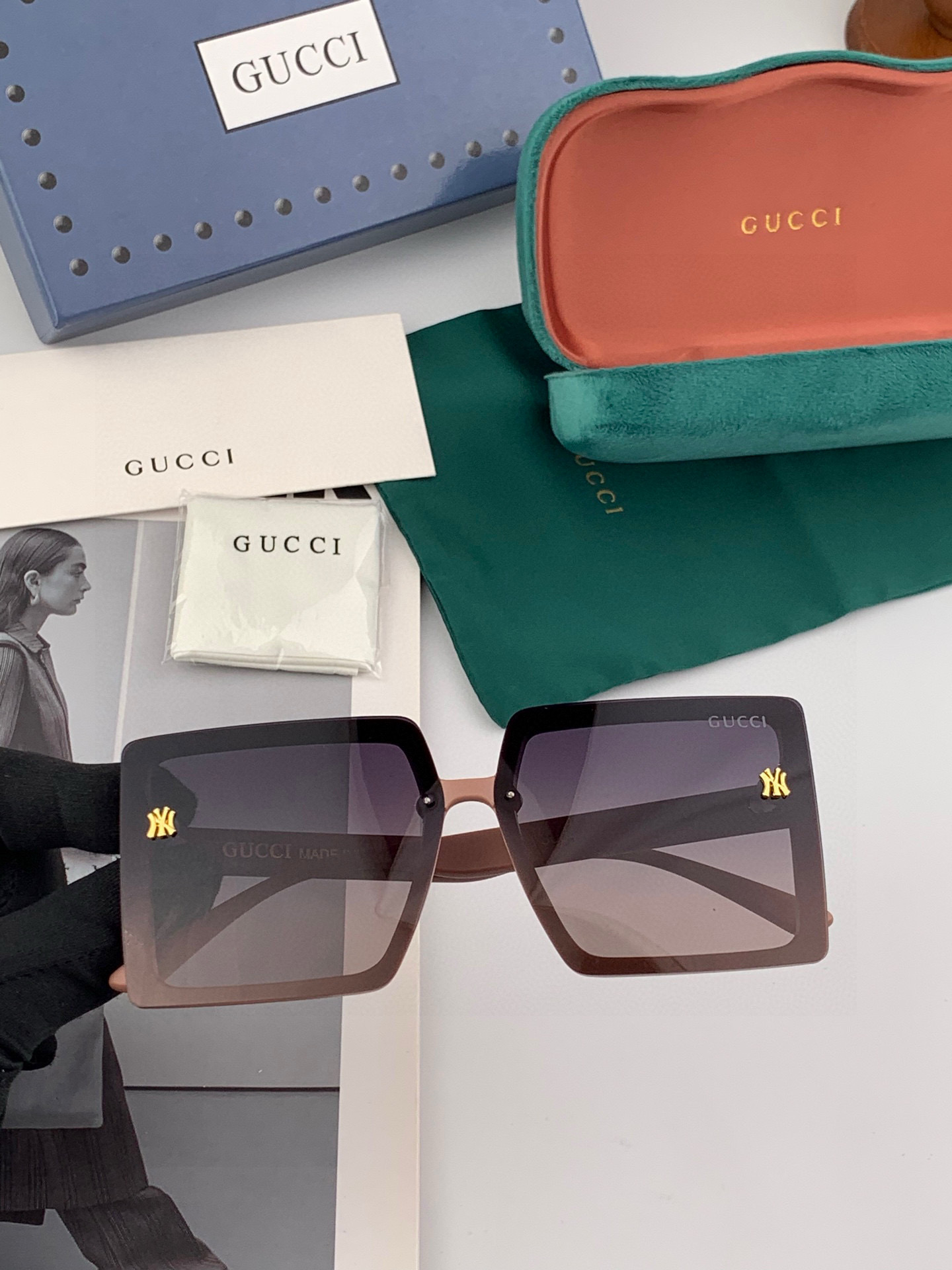 【TR偏光系列】 Gucci联名系列限量版经典的方框设计，不挑脸型，无论搭配大衣还是连衣裙都非常显气质 