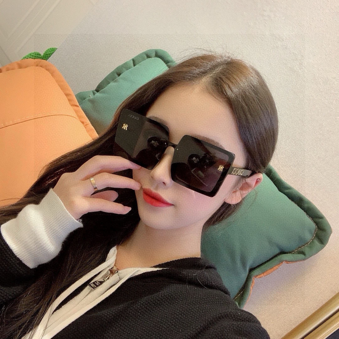 【TR偏光系列】 Gucci联名系列限量版经典的方框设计，不挑脸型，无论搭配大衣还是连衣裙都非常显气质 