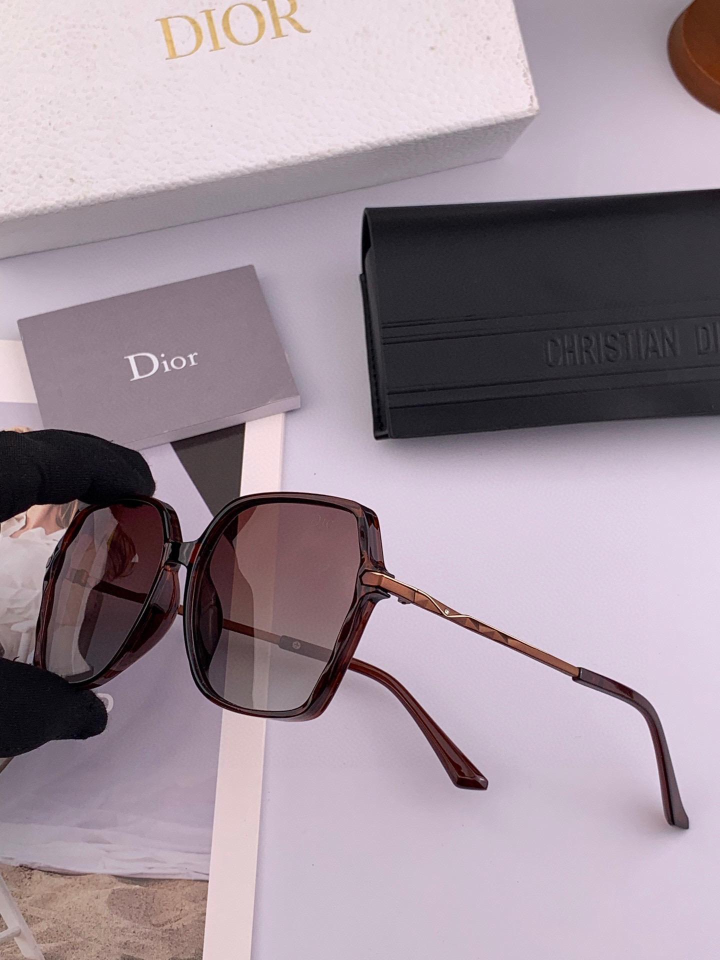 DIOR女士太阳镜🎒2025新款 最潮时尚太阳镜👓👕出行必备👒👠潮人必备[呲牙][呲牙] 高档金属镶钻搭