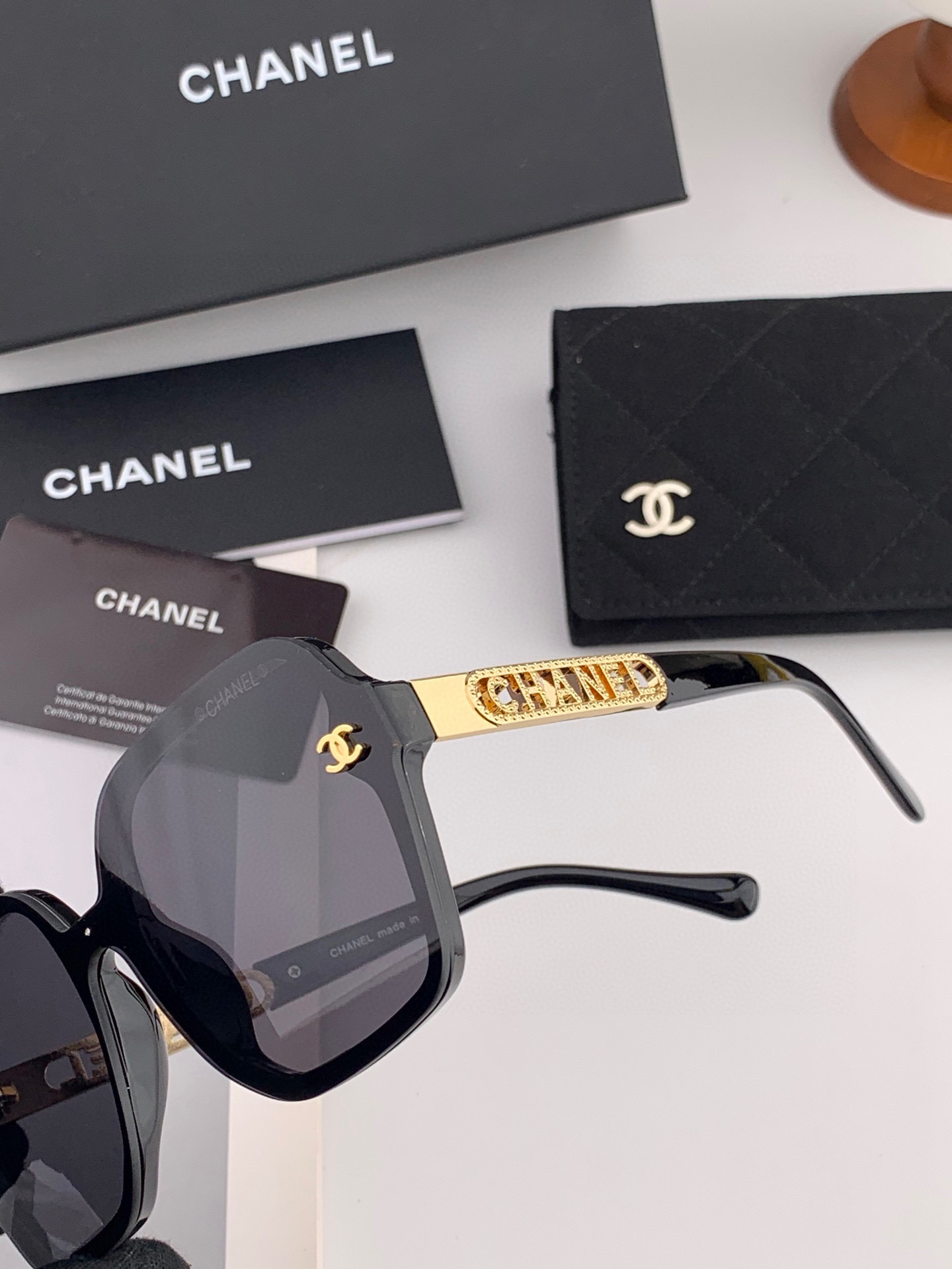 新品CHANEL 香奈儿太阳镜以独特魅力和前卫风格诠释春夏最新眼镜，质感超好佩带舒适 型号：CH7725