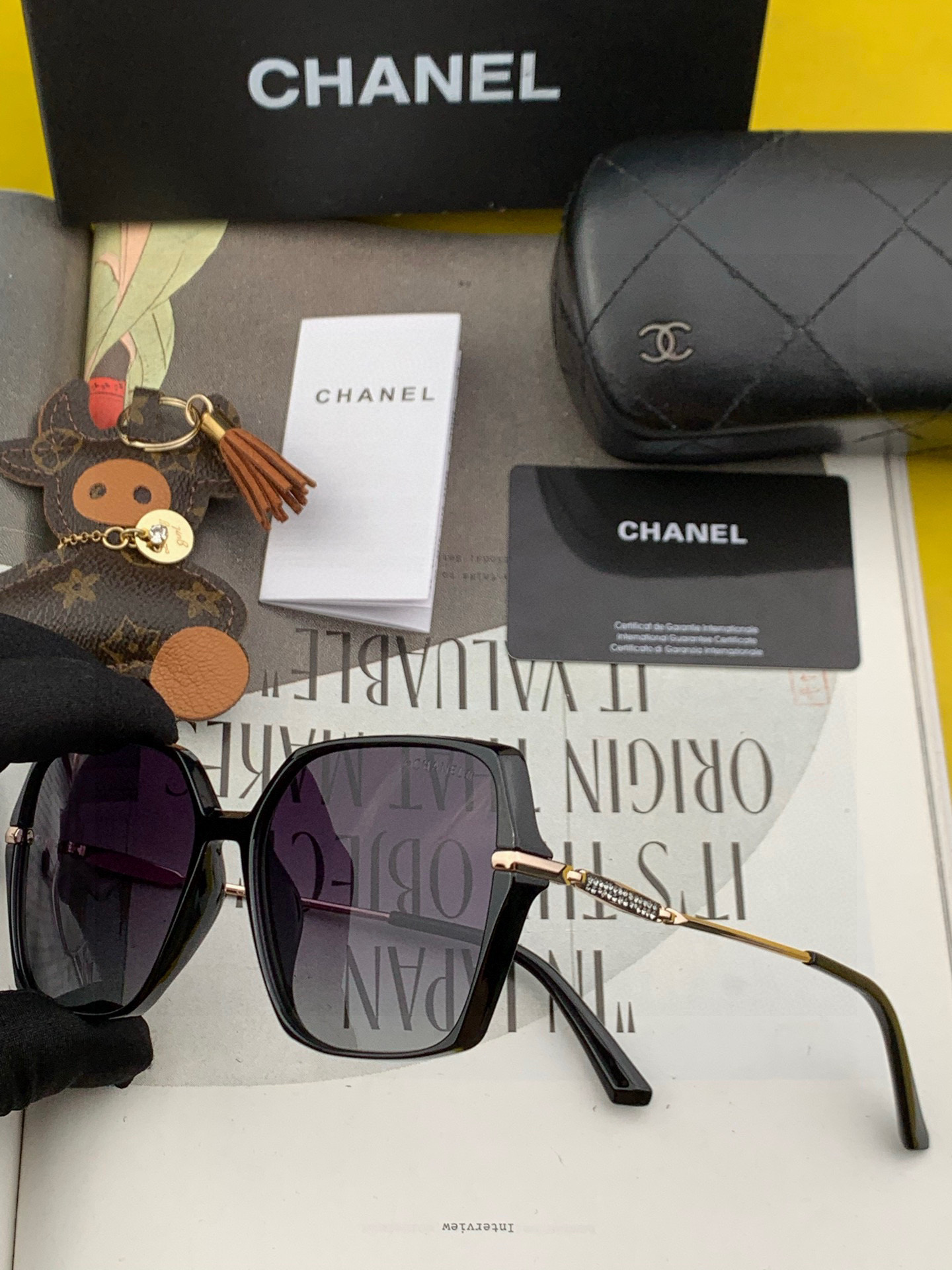 香奈儿 太阳镜🌞 2025开春新品超轻墨镜🆕众多博主网红都有配戴的 很有设计感 超前时尚💕 镜腿立体感十