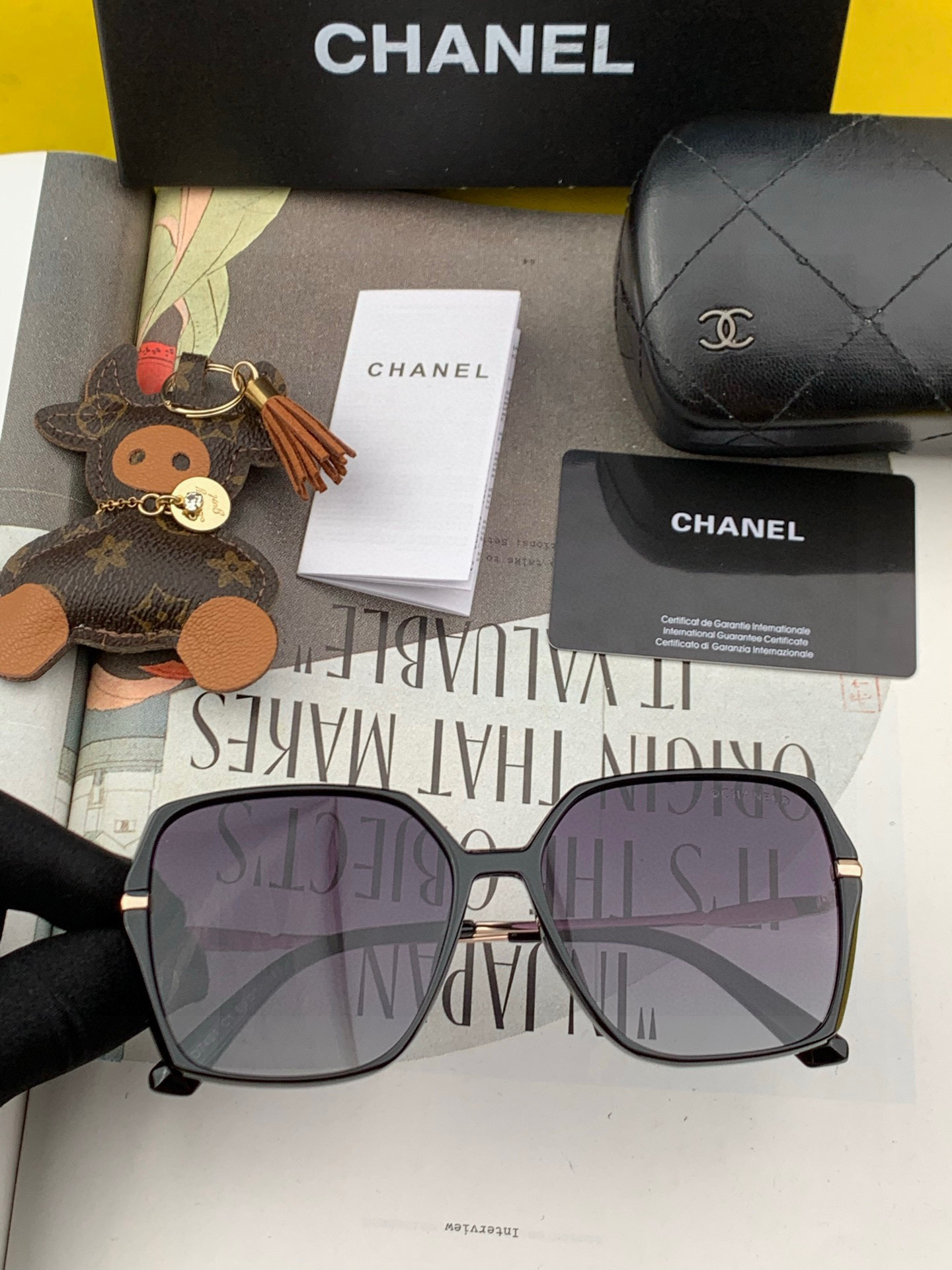 香奈儿 太阳镜🌞 2025开春新品超轻墨镜🆕众多博主网红都有配戴的 很有设计感 超前时尚💕 镜腿立体感十