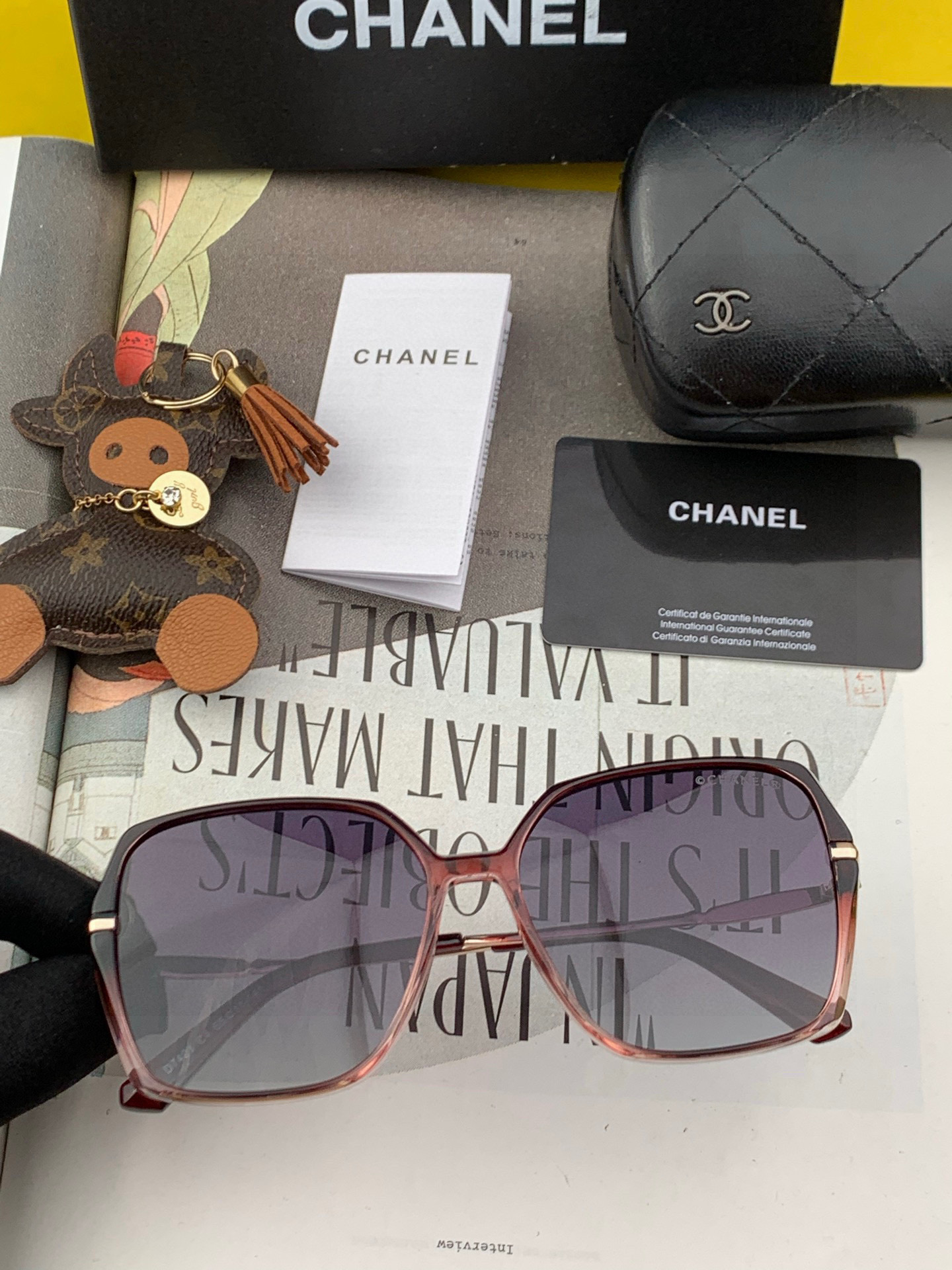 香奈儿 太阳镜🌞 2025开春新品超轻墨镜🆕众多博主网红都有配戴的 很有设计感 超前时尚💕 镜腿立体感十