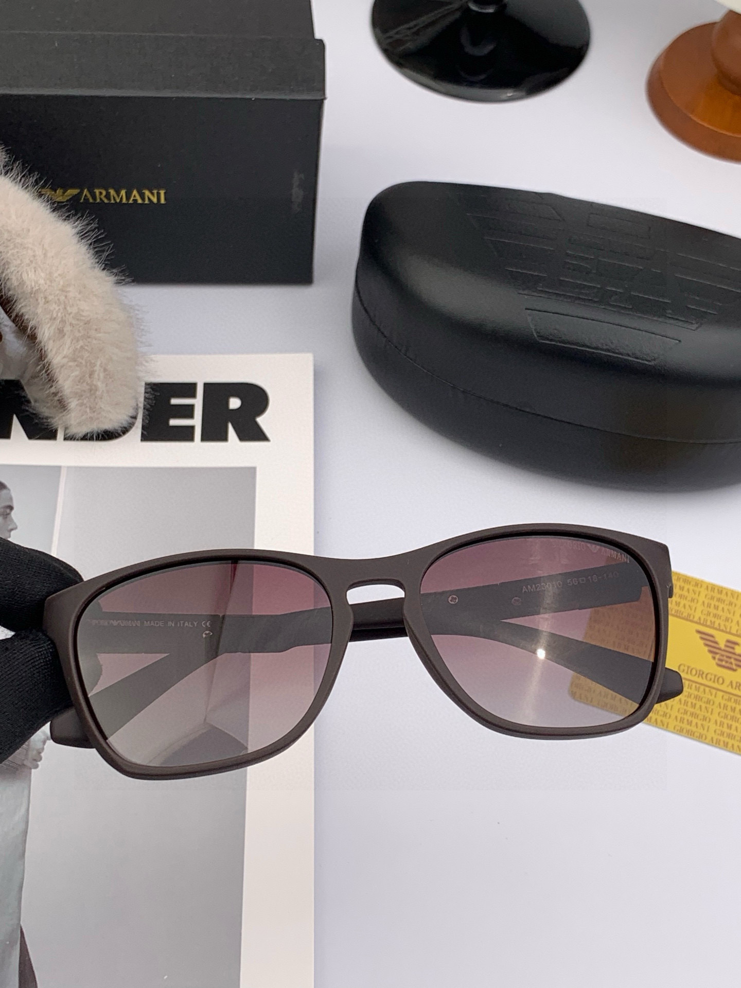 阿玛尼 大框太阳镜墨镜经典的方框设计，不挑脸型，无论搭配大衣还是连衣裙都非常显气质偏光镜片预防紫外线 型