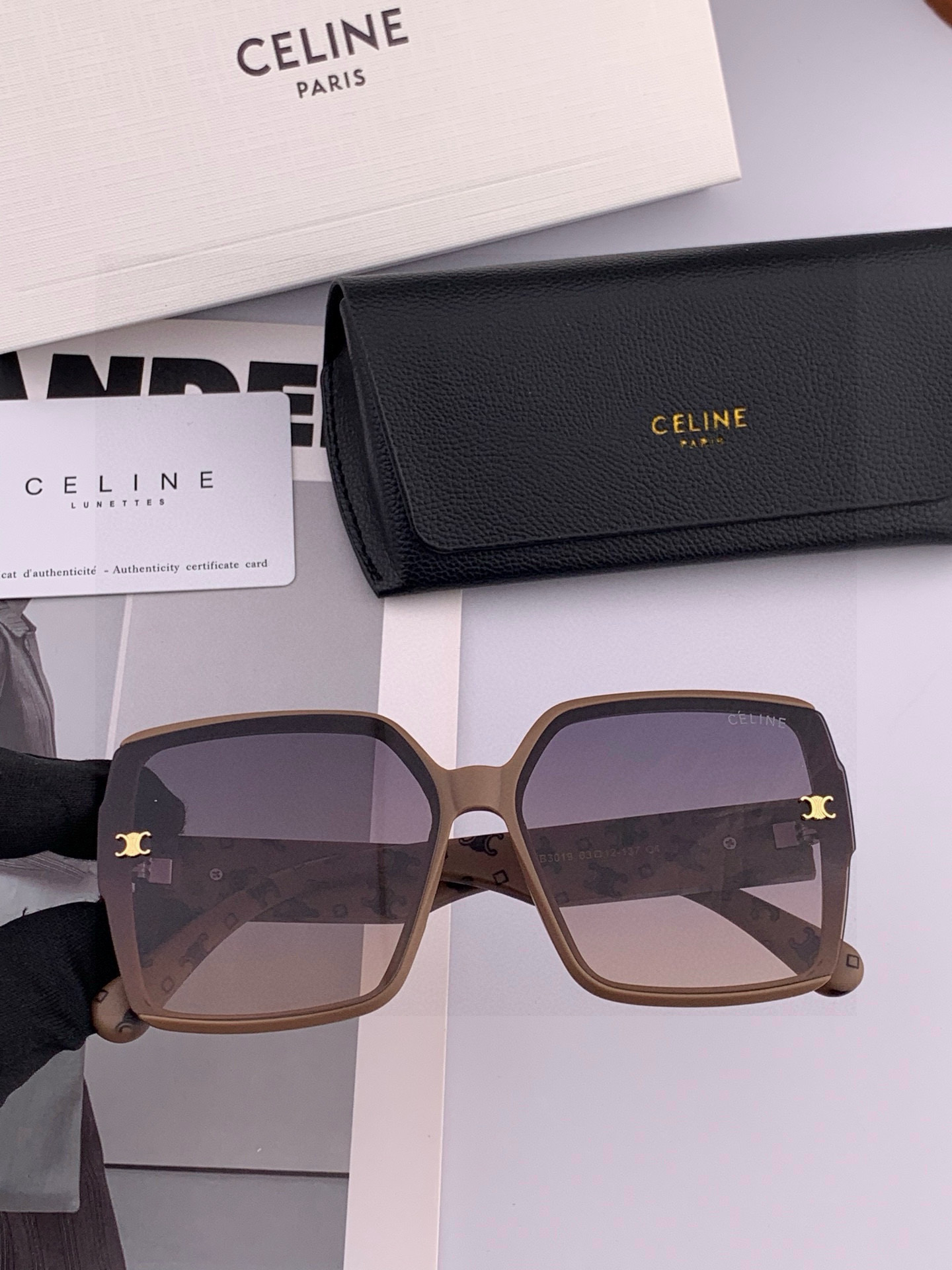 🌷🌷瑟琳新款到货🆕🆕TR材制作而成[酷][酷]高品质 2⃣️色潮品[强][强]大框型太阳镜➕简约logo