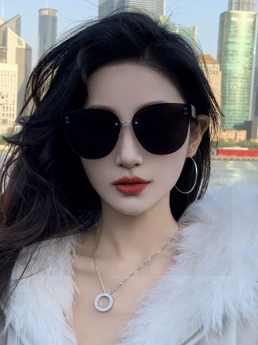 爱马仕 经典的方框设计，不挑脸型，无论搭配大衣还是连衣裙都非常显气质镜片预防紫外线 型号：H0101