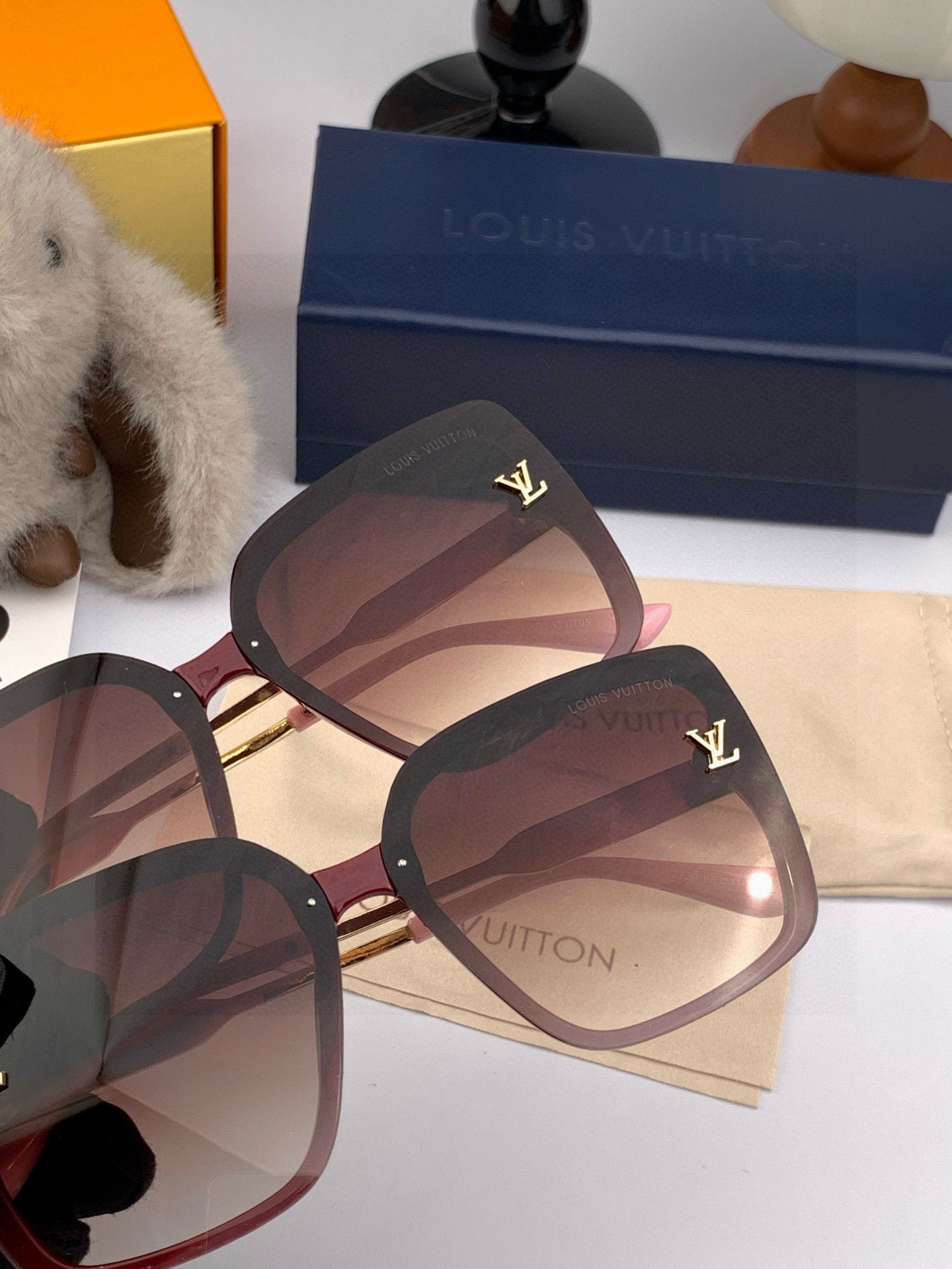 LV 2025年开春新款 潮流爆款 时尚方框太阳镜 高品质 佩戴舒适 网红潮款墨镜 型号L0893