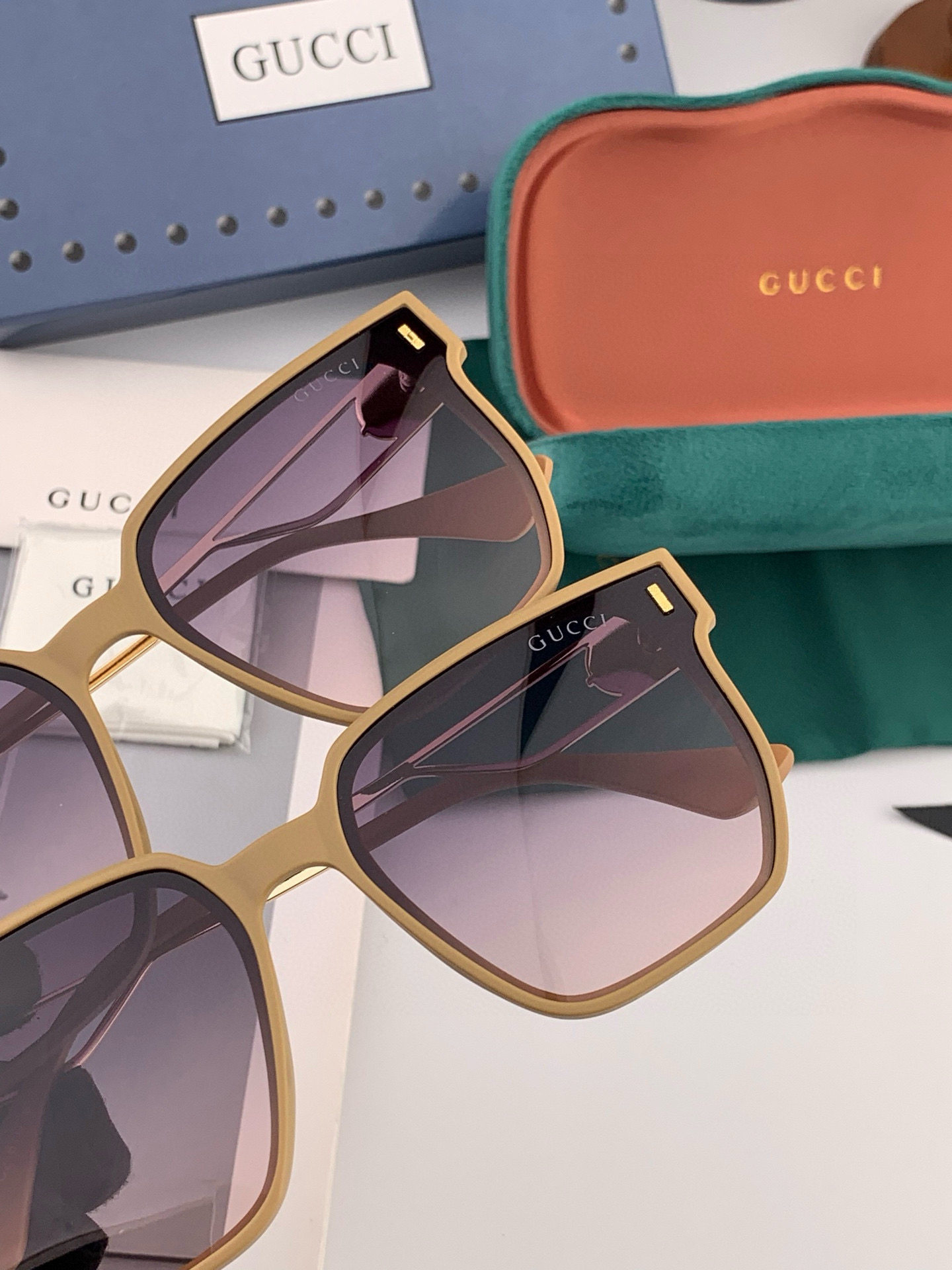 Gucci 经典的方框设计，不挑脸型，无论搭配大衣还是连衣裙都非常显气质尼龙偏光镜片预防紫外线 型号：G