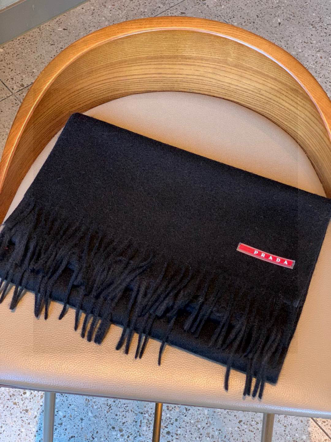 普拉达（PRADA）最新情侣款围巾 大方 简约 是成功男士不二追求 经典图案搭配LOGO设计 时尚色调 