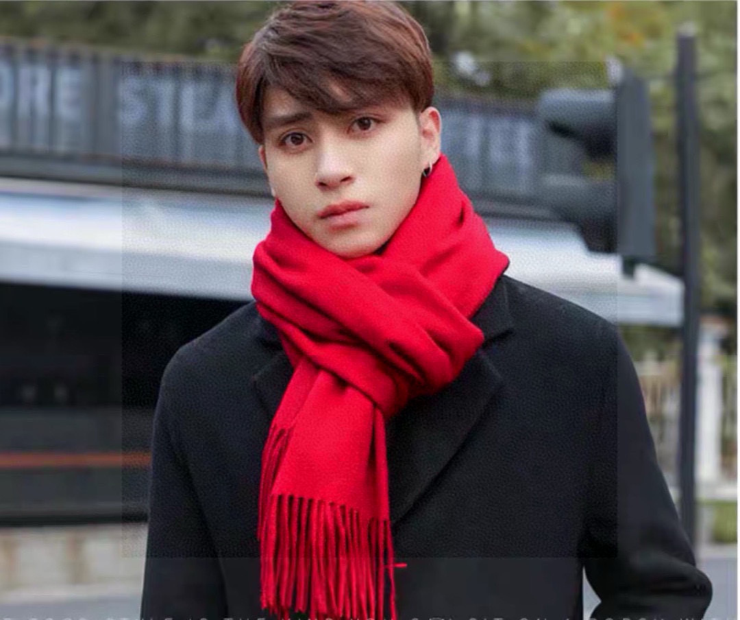 普拉达（PRADA）最新情侣款围巾 大方 简约 是成功男士不二追求 经典图案搭配LOGO设计 时尚色调 