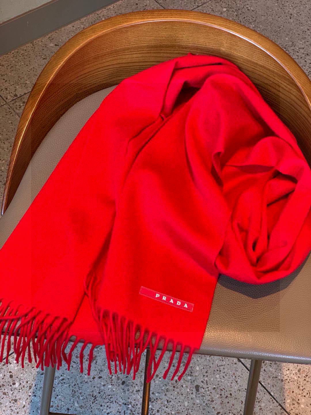 普拉达（PRADA）最新情侣款围巾 大方 简约 是成功男士不二追求 经典图案搭配LOGO设计 时尚色调 