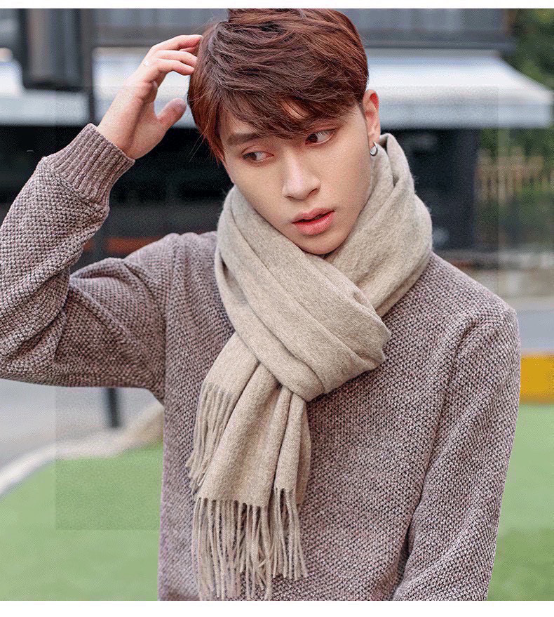 普拉达（PRADA）最新情侣款围巾 大方 简约 是成功男士不二追求 经典图案搭配LOGO设计 时尚色调 