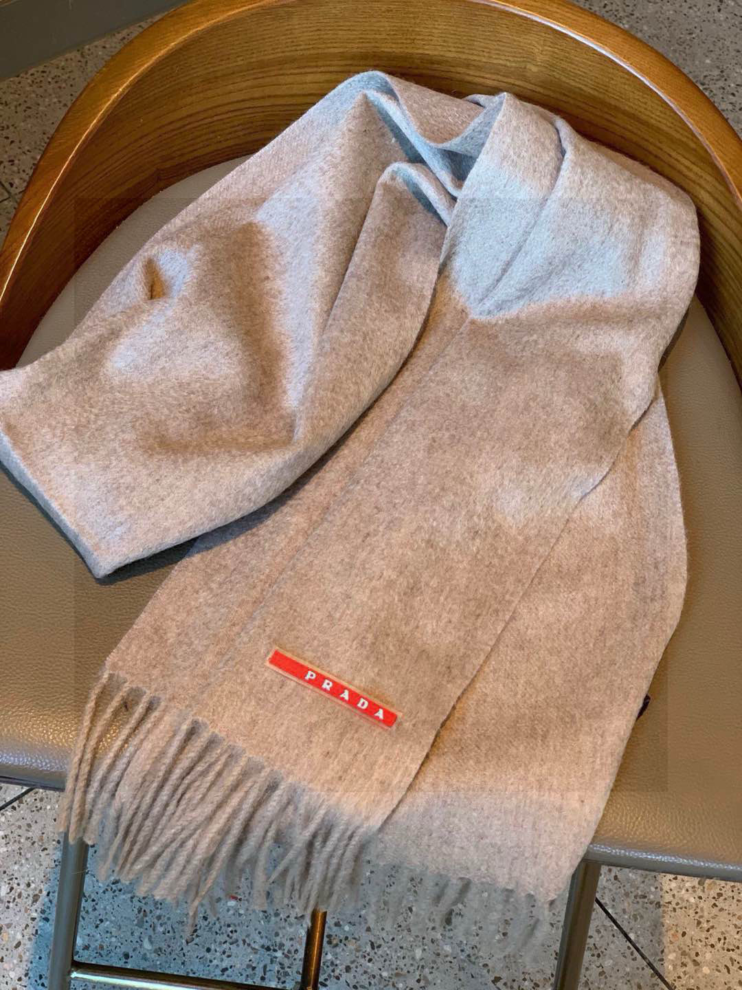 普拉达（PRADA）最新情侣款围巾 大方 简约 是成功男士不二追求 经典图案搭配LOGO设计 时尚色调 