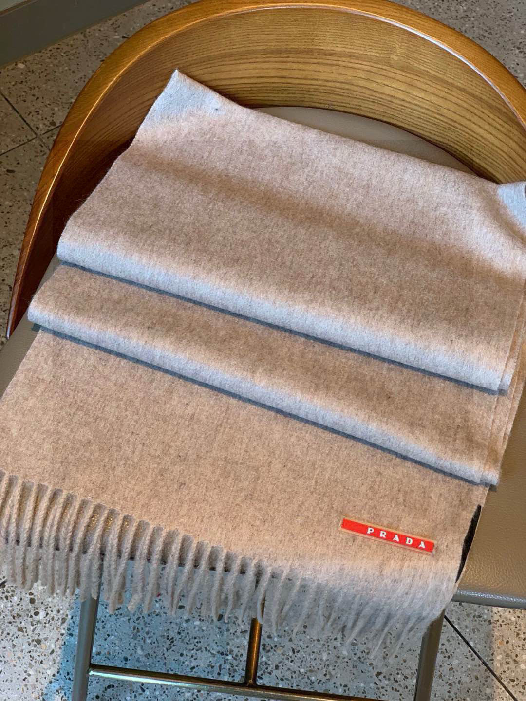 普拉达（PRADA）最新情侣款围巾 大方 简约 是成功男士不二追求 经典图案搭配LOGO设计 时尚色调 