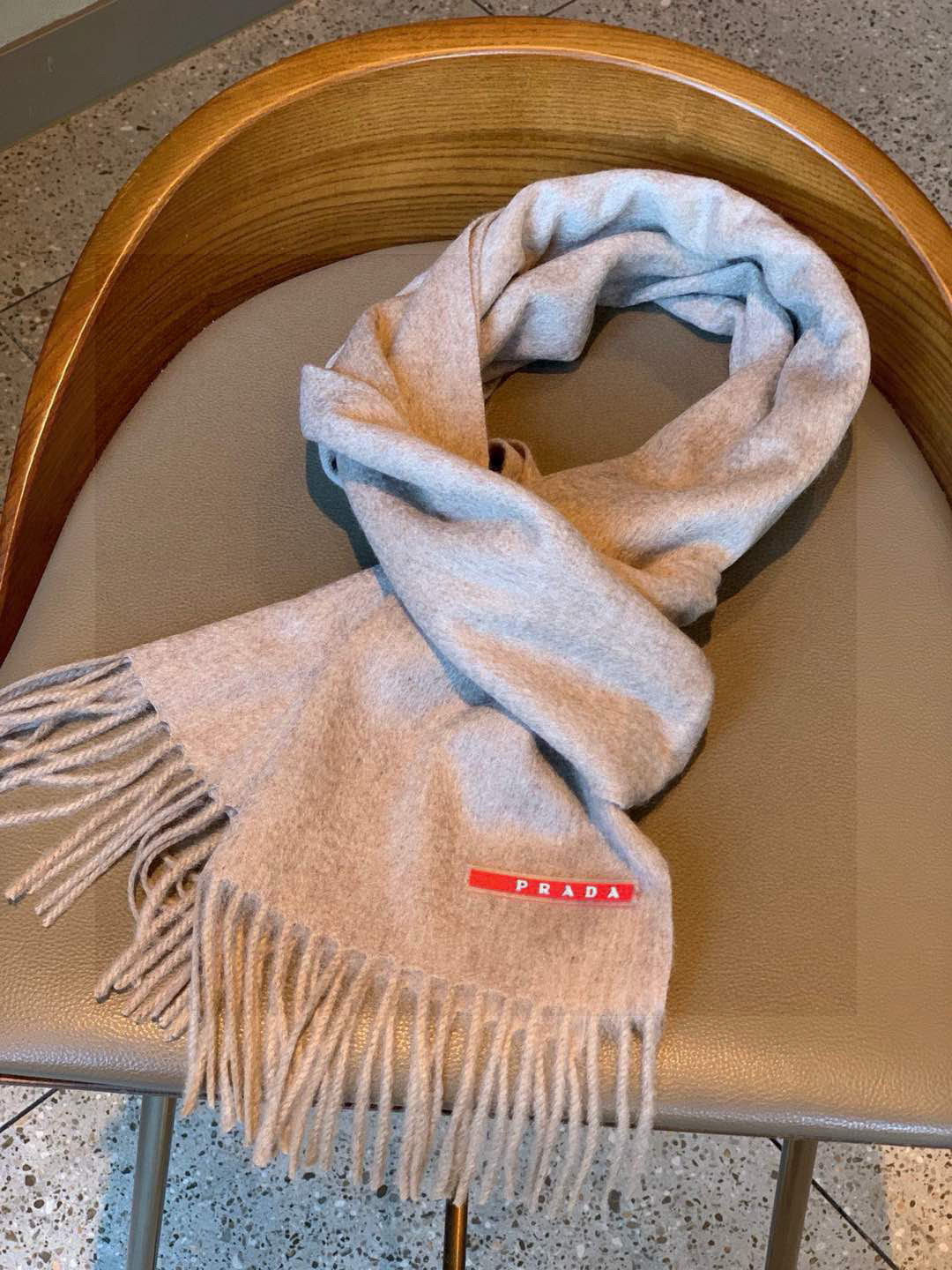 普拉达（PRADA）最新情侣款围巾 大方 简约 是成功男士不二追求 经典图案搭配LOGO设计 时尚色调 