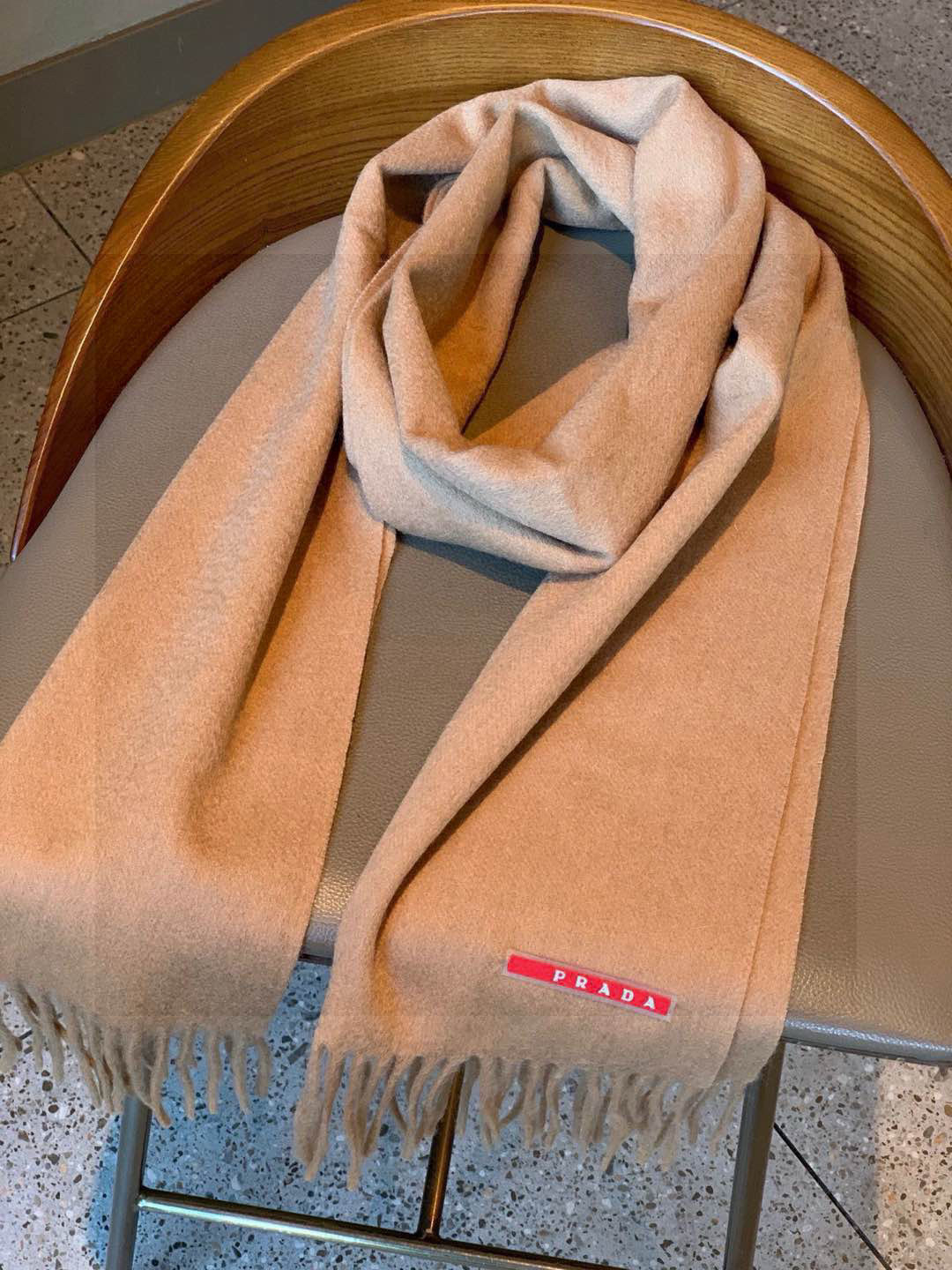 普拉达（PRADA）最新情侣款围巾 大方 简约 是成功男士不二追求 经典图案搭配LOGO设计 时尚色调 