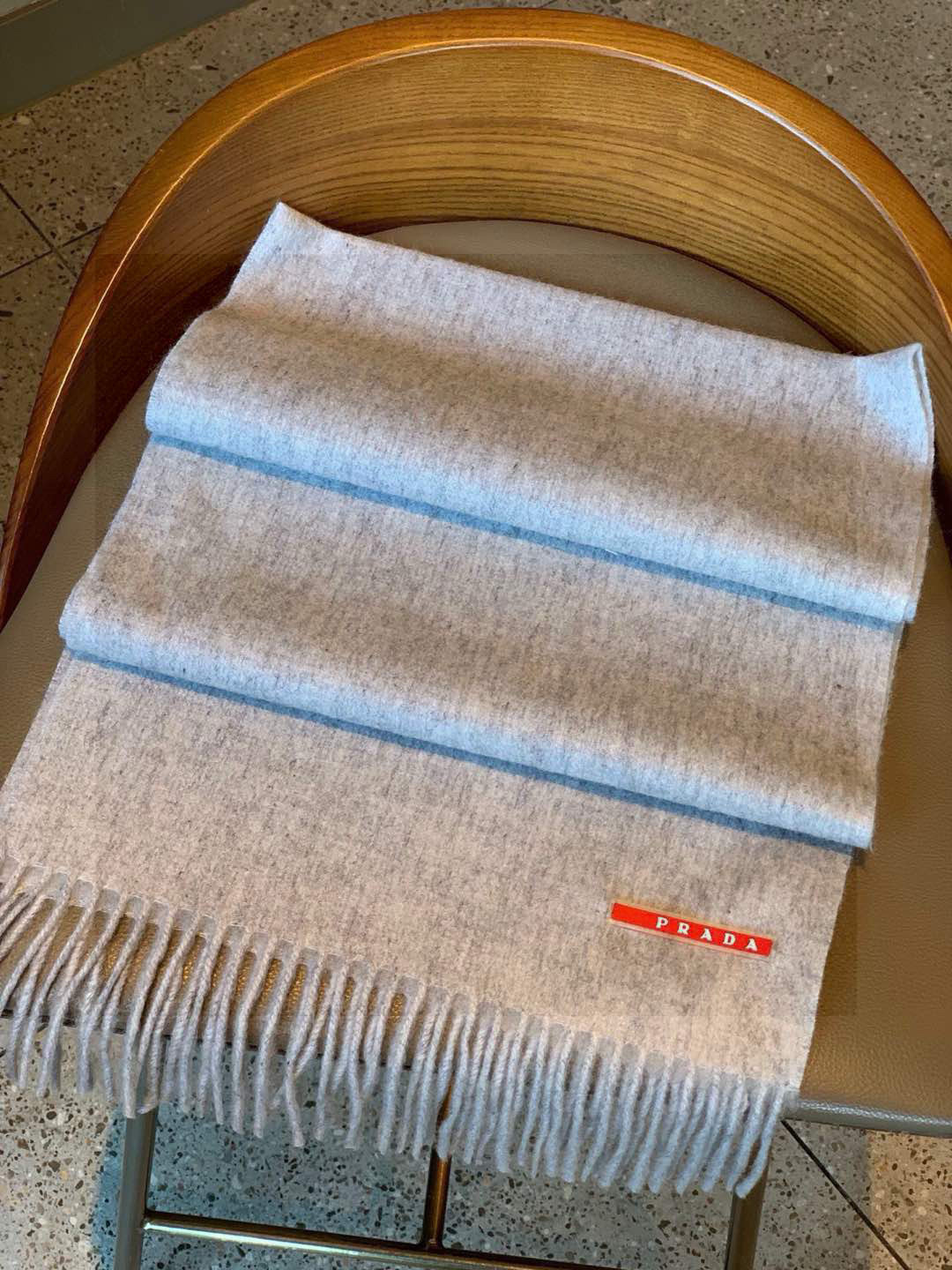 普拉达（PRADA）最新情侣款围巾 大方 简约 是成功男士不二追求 经典图案搭配LOGO设计 时尚色调 