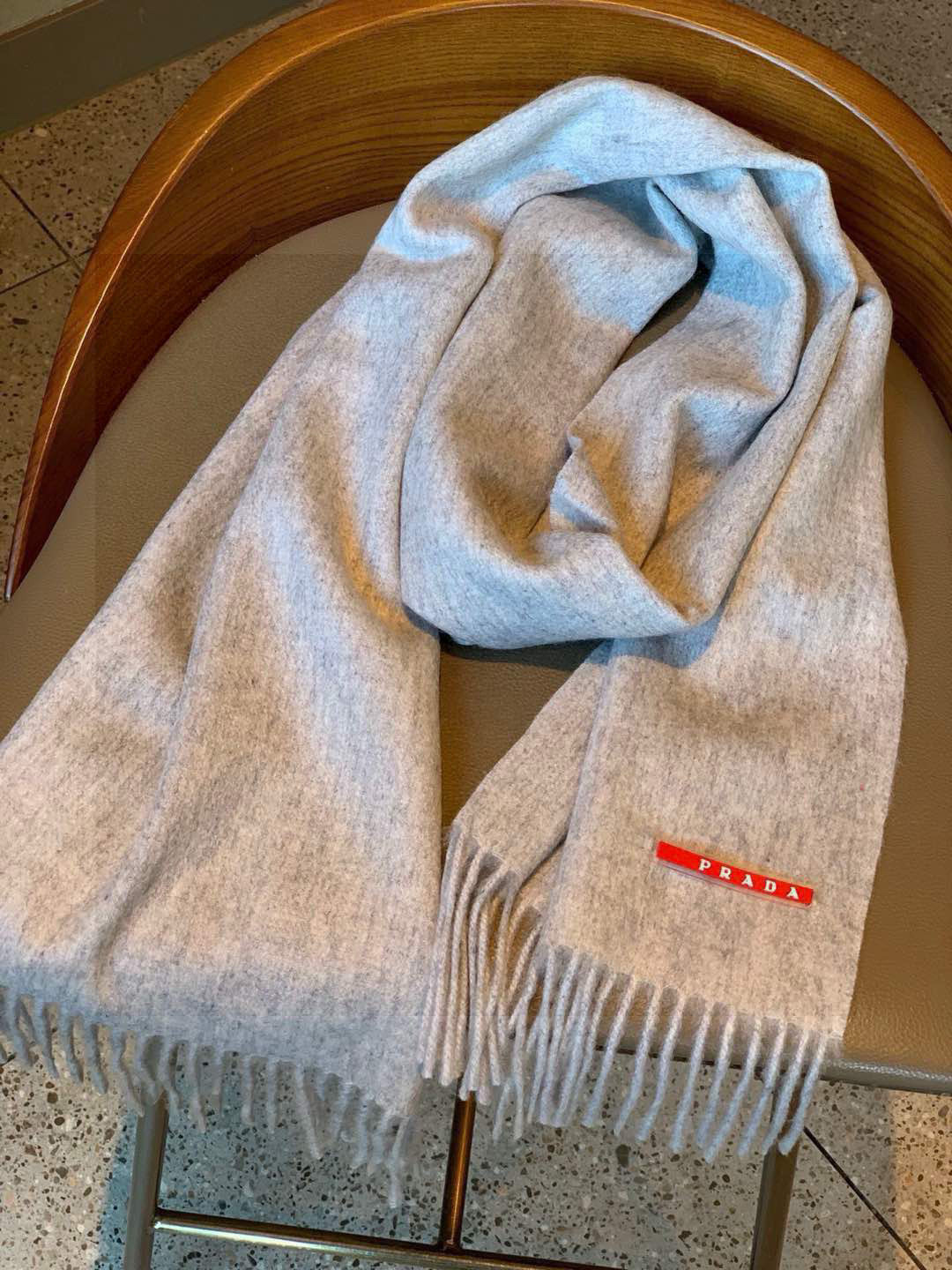 普拉达（PRADA）最新情侣款围巾 大方 简约 是成功男士不二追求 经典图案搭配LOGO设计 时尚色调 